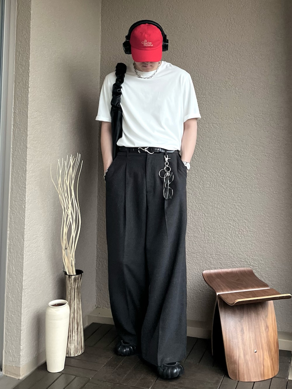 「やっぱり帽子が好き、アメカジ、スポーツミックス、雨の日コーデ、白Tシャツ、Tシャツ、スラックス、ワイドパンツ、サングラス、韓国ファッション、レイヤードスタイル、キャップ、スニーカー、夏コーデ、春夏コーデ」|「WYM LIDNMのEXTRA FINE COTTON BASIC TEE -SLIM CROPPED FIT-(Tシャツ/カットソー、ホワイト系)」を使った、takumaさん(メンズ・180cm)の夏コーディネートの4枚目の写真