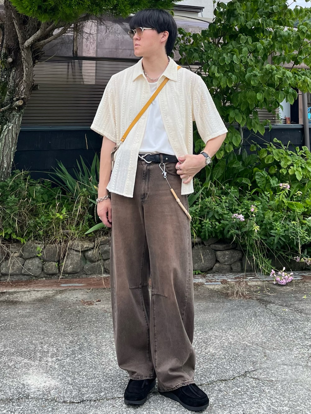 「休日スタイル、きれいめカジュアル、韓国ファッション、夏コーデ、シャツスタイル、タンクトップ、デニム、ショルダーバッグ、サングラス、お出かけコーデ、シンプル、シアートップス、アウトドアスタイル、古着MIX、レイヤードスタイル」｜「soerteのLoose Half sleeve box shirt (Assort)/ルーズハーフスリーブボックスシャツ（アソート）（シャツ/ブラウス、ホワイト系）」を使った、takumaさん（メンズ・180cm）の夏コーディネートの5枚目の写真
