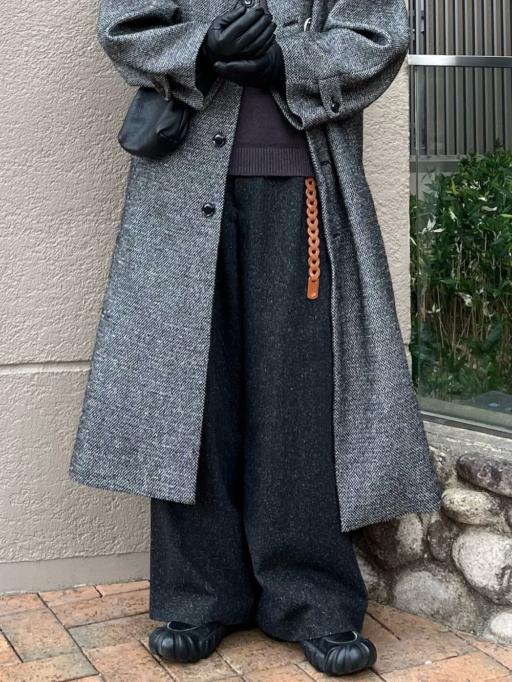 「レイヤードスタイル、メガネ男子、ロングコート、ニット、スラックス、スニーカー、きれいめカジュアル、冬コーデ、冬アウター、デートコーデ、モノトーン、休日スタイル、ワイドパンツ、プチプラ、韓国ファッション」|「soerteのWOOL BLEND BALMACAAN ANNIVERSARY COAT/ウールブレンドバルマカーンコート(ステンカラーコート、ブラック系)」を使った、takumaさん(メンズ・180cm)の冬コーディネートの3枚目の写真