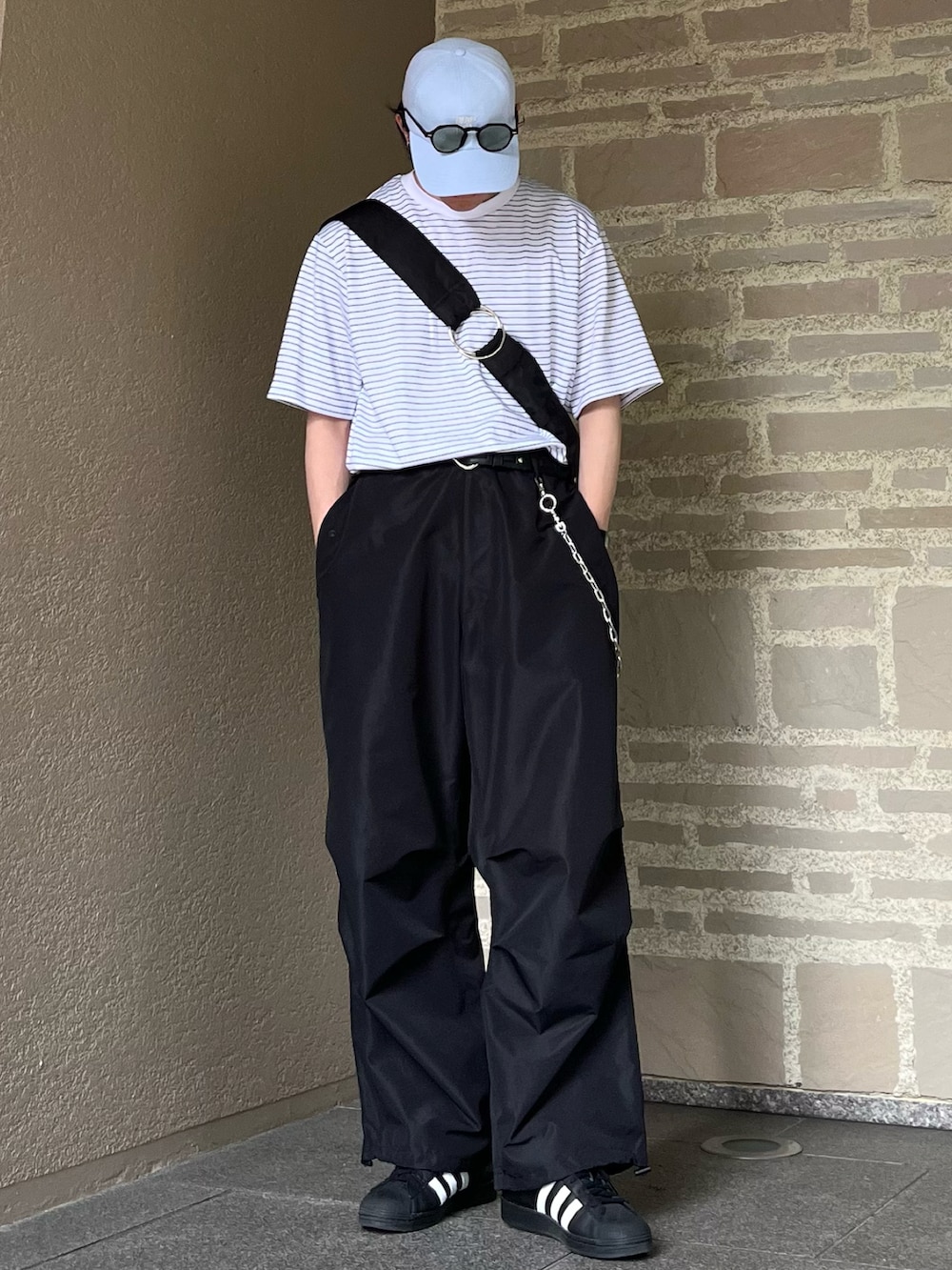 「スポーツミックス、パステルカラー、シンプルコーデ、ボーダー、キャップ、カーゴパンツ、スニーカー、ショルダーバッグ、サングラス、メガネ男子、休日スタイル、韓国ファッション、モード、きれいめカジュアル、雨の日コーデ」|「GUのアイテム(Tシャツ/カットソー、ホワイト系)」を使った、takumaさん(メンズ・180cm)の春コーディネートの4枚目の写真