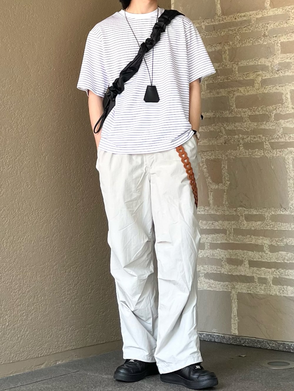 「モノトーン、白Tシャツ、夏だ!Tシャツ着よう!、フェスコーデ、夏コーデ、レイヤードスタイル、デートコーデ、シンプルコーデ、カーゴパンツ、ボーダー、スニーカー、サングラス、韓国ファッション、スポーツミックス、アウトドアスタイル」|「WYM LIDNMのNARROW BORDER WIDE TEE(Tシャツ/カットソー、ホワイト系)」を使った、takumaさん(メンズ・180cm)の夏コーディネートの4枚目の写真