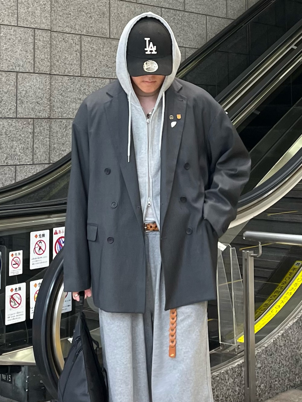 「キャップ、スウェットパンツ、スニーカー、きれいめカジュアル、セットアップ、古着MIX、春コーデ、春めき満開コーデ、テーラードジャケット、春色、プチプラ、ジップパーカー、最近のいい感じコーデ、ジャケットスタイル、スポーツミックス」｜「soerteのOversized double-breasted jacket/オーバーサイズダブルブレストストレートジャケット（テーラードジャケット、グレー系）」を使った、takumaさん（メンズ・180cm）の冬コーディネートの2枚目の写真