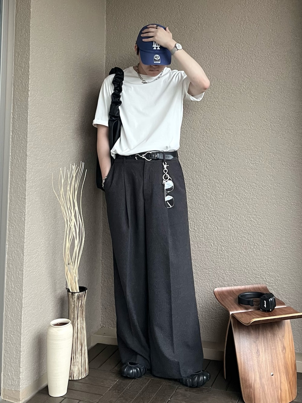 「やっぱり帽子が好き、アメカジ、スポーツミックス、雨の日コーデ、白Tシャツ、Tシャツ、ワイドパンツ、スラックス、キャップ、ショルダーバッグ、スニーカー、韓国ファッション、レイヤードスタイル、サングラス、きれいめカジュアル」|「WYM LIDNMのEXTRA FINE COTTON BASIC TEE -SLIM CROPPED FIT-(Tシャツ/カットソー、ホワイト系)」を使った、takumaさん(メンズ・180cm)の春コーディネートの4枚目の写真