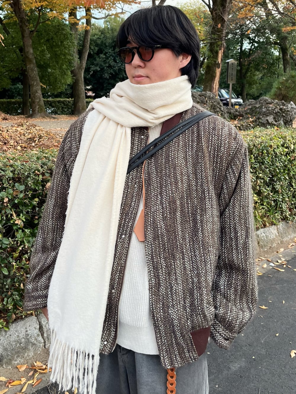 「最近のいい感じコーデ、クリスマスに着たい服、冬アウター、冬コーデ、ブラウン、ニット、レザー、マフラーぐるぐる、革靴、きれいめカジュアル、デニム、マイベストコーデ2024、マフラー、淡色コーデ、古着MIX」|「CASPER JOHNのBoucle MA-1/ブークレMA-1(MA-1、ブラウン系)」を使った、takumaさん(メンズ・180cm)の冬コーディネートの2枚目の写真