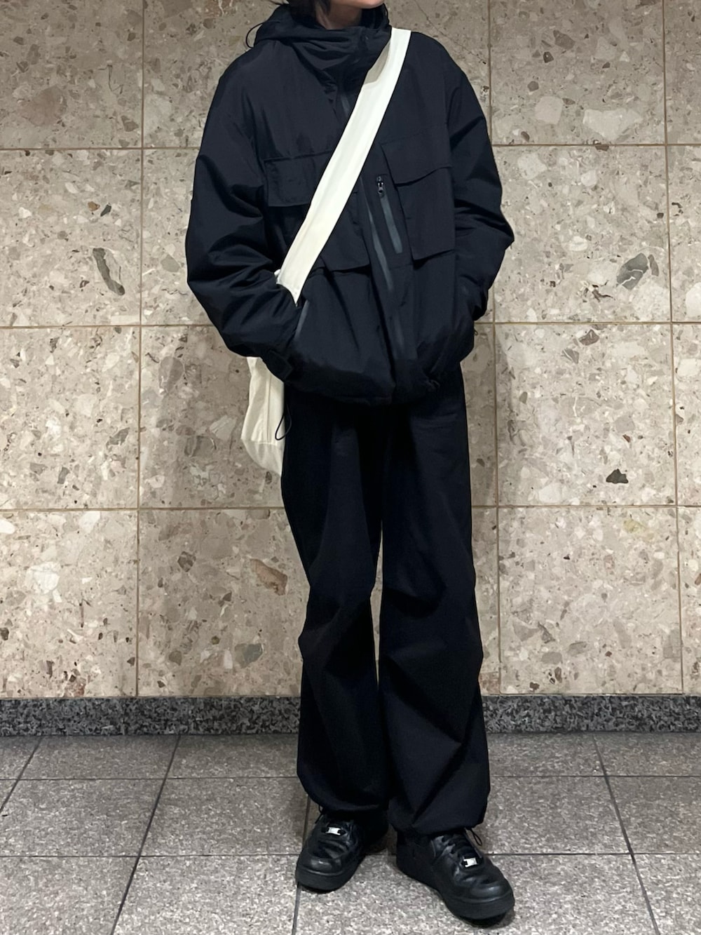 「ファッションを楽しもう、WEARyouthコーデ、カジュアルコーデ、ノームコア、秋冬コーデ、メンズファッション、マウンテンパーカー、パラシュートパンツ、スニーカー、ショルダーバッグ、ニット帽、アウター、outfit、マイベストコーデ2023、キャップ」｜「PICSASの【PICSAS】ユーティリティーナイロンマウンテンパーカー（マウンテンパーカー、ブラック系）」を使った、takumaさん（メンズ・180cm）の秋コーディネートの2枚目の写真