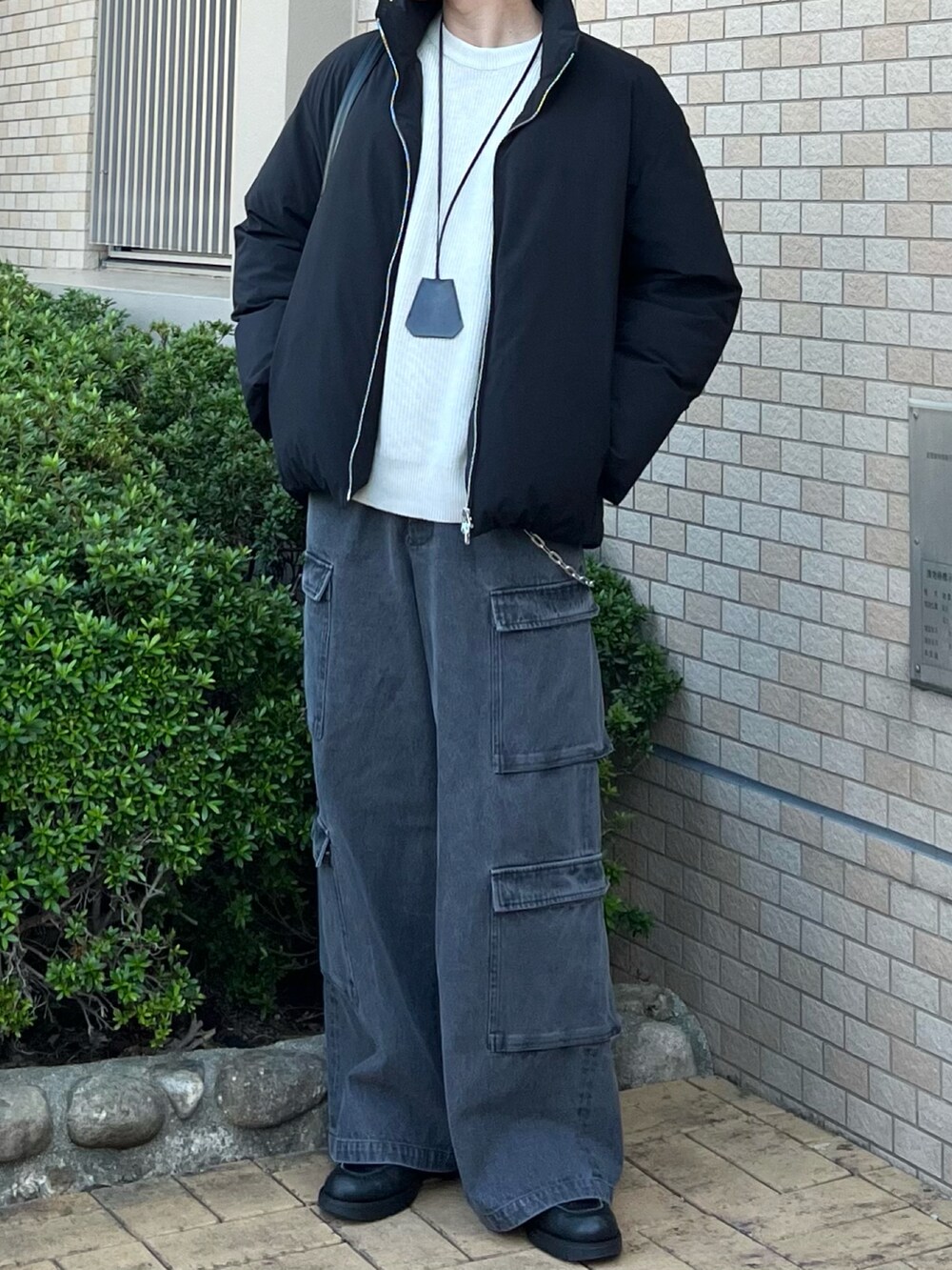 「プチプラ、ニット、カーゴパンツ、デニム、レザー、きれいめカジュアル、レイヤードスタイル、冬コーデ、冬アウター、ダウンジャケット、休日スタイル、古着MIX、淡色コーデ、ショルダーバッグ、大人カジュアル」｜takumaさん（メンズ・180cm）の冬コーディネートの3枚目の写真