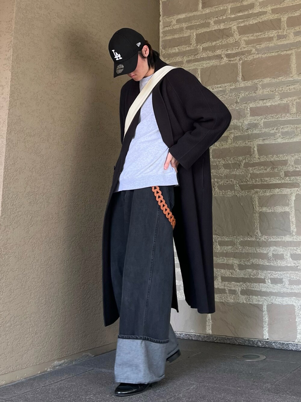 「ファッションを楽しもう、WEARyouthコーデ、シンプルスタイル、ロングコート、大人コーデ、秋冬コーデ、モノトーンコーデ、スウェット、コート、デニム、キャップ、革靴、ショルダーバッグ、ootd、outfit」｜「LIDNMのSuper 140s SHAWL COLLAR CAPE COAT（チェスターコート、グレー系）」を使った、takumaさん（メンズ・180cm）の秋コーディネートの3枚目の写真