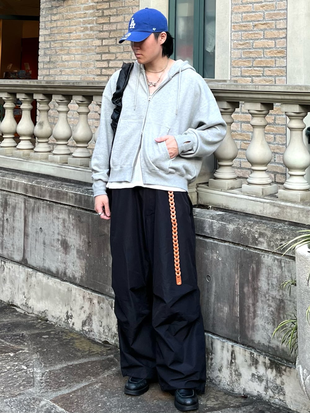 「レザー、キャップ、プチプラ、スウェット、レイヤードスタイル、古着MIX、スポーツミックス、きれいめカジュアル、最近のいい感じコーデ、春コーデ、春アウター、ジップパーカー、春めき満開コーデ、春色、ワイドパンツ」｜「soerteのHeavy weight double zip-up hoodie /ヘビーウェイトダブルジップフーディー（パーカー、グレー系）」を使った、takumaさん（メンズ・180cm）の秋コーディネートの2枚目の写真