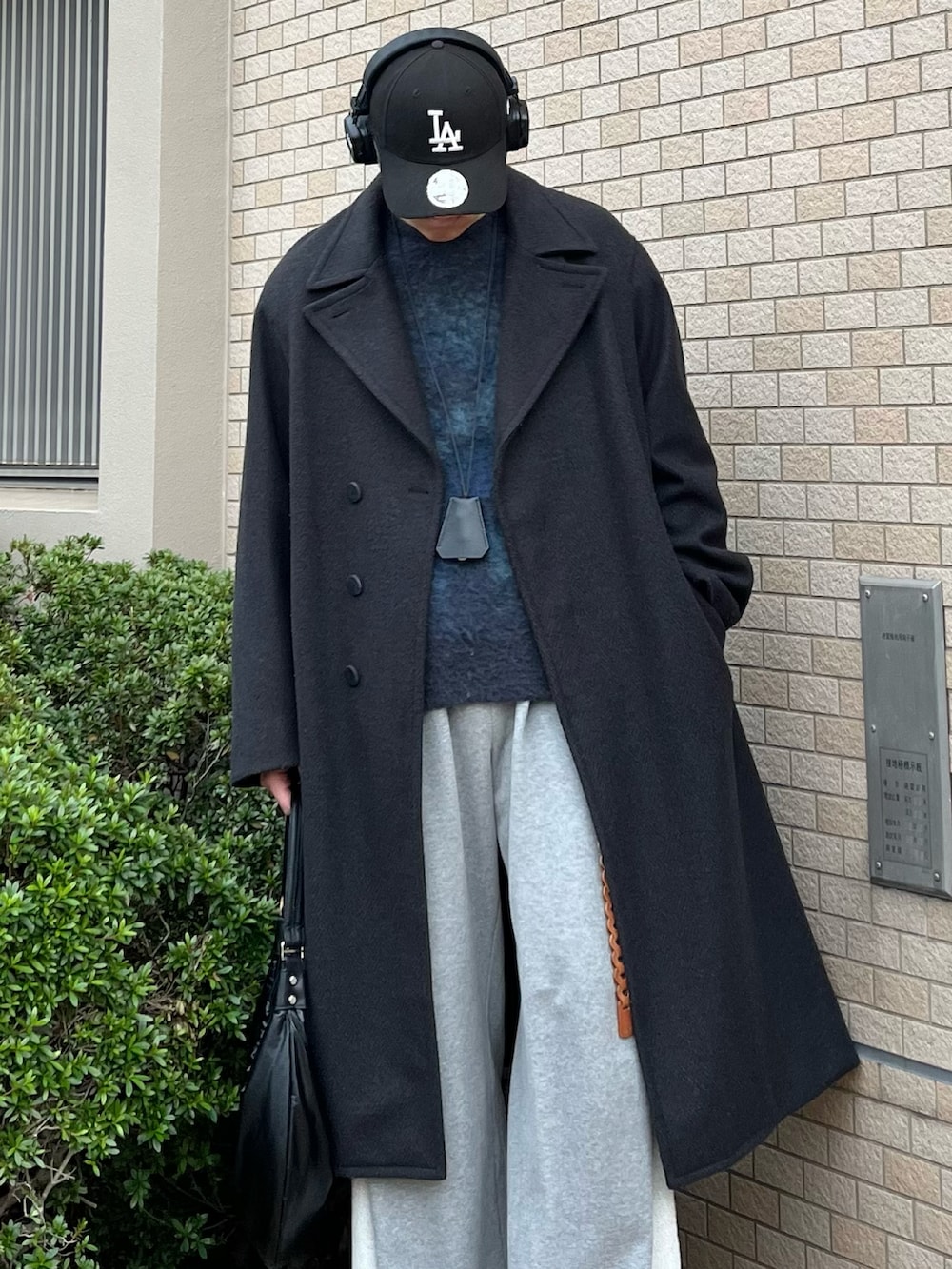 「ロングコート、ニット、スウェットパンツ、クリスマスに着たい服、シンプルコーデ、冬コーデ、冬アウター、淡色コーデ、レザー、きれいめカジュアル、マイベストコーデ2024、テーマパークコーデ、キャップ、スニーカー、古着MIX」|「WYM LIDNMのSMOOTH HERRINGBONE MAXI OVER COAT(チェスターコート、グレー系)」を使った、takumaさん(メンズ・180cm)の冬コーディネートの5枚目の写真