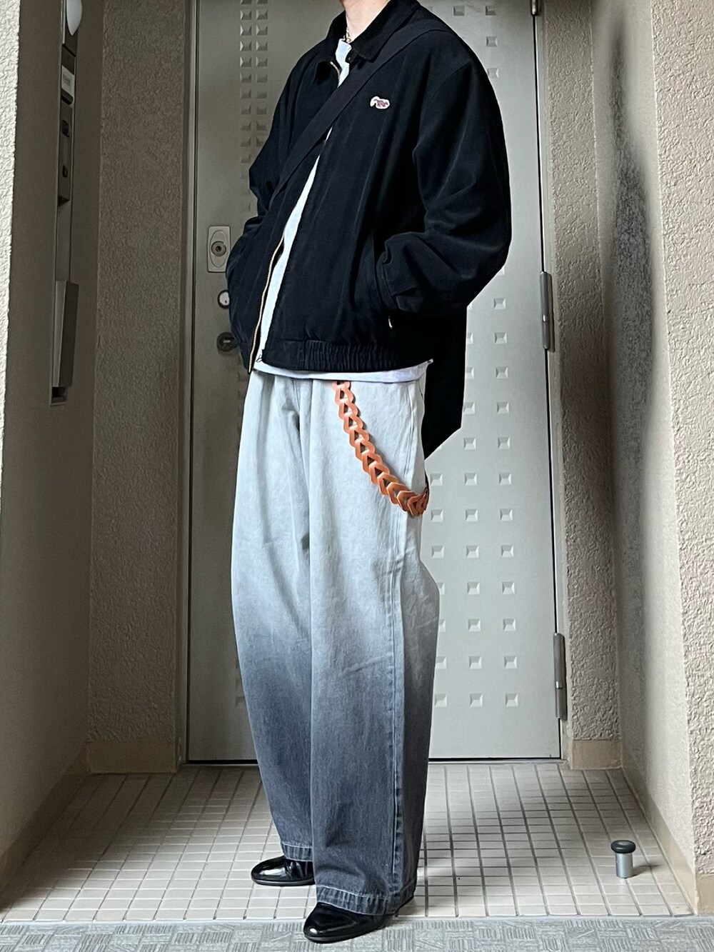 「レイヤードスタイル、デニム、ショルダーバッグ、メガネ男子、シンプルコーデ、おでかけコーデ、休日スタイル、デートコーデ、きれいめカジュアル、プチプラ、春コーデ、春色、ワイドパンツ、春アウター、古着MIX」|「backersのアイテム(ブルゾン、ブラック系)」を使った、takumaさん(メンズ・180cm)の春コーディネートの5枚目の写真