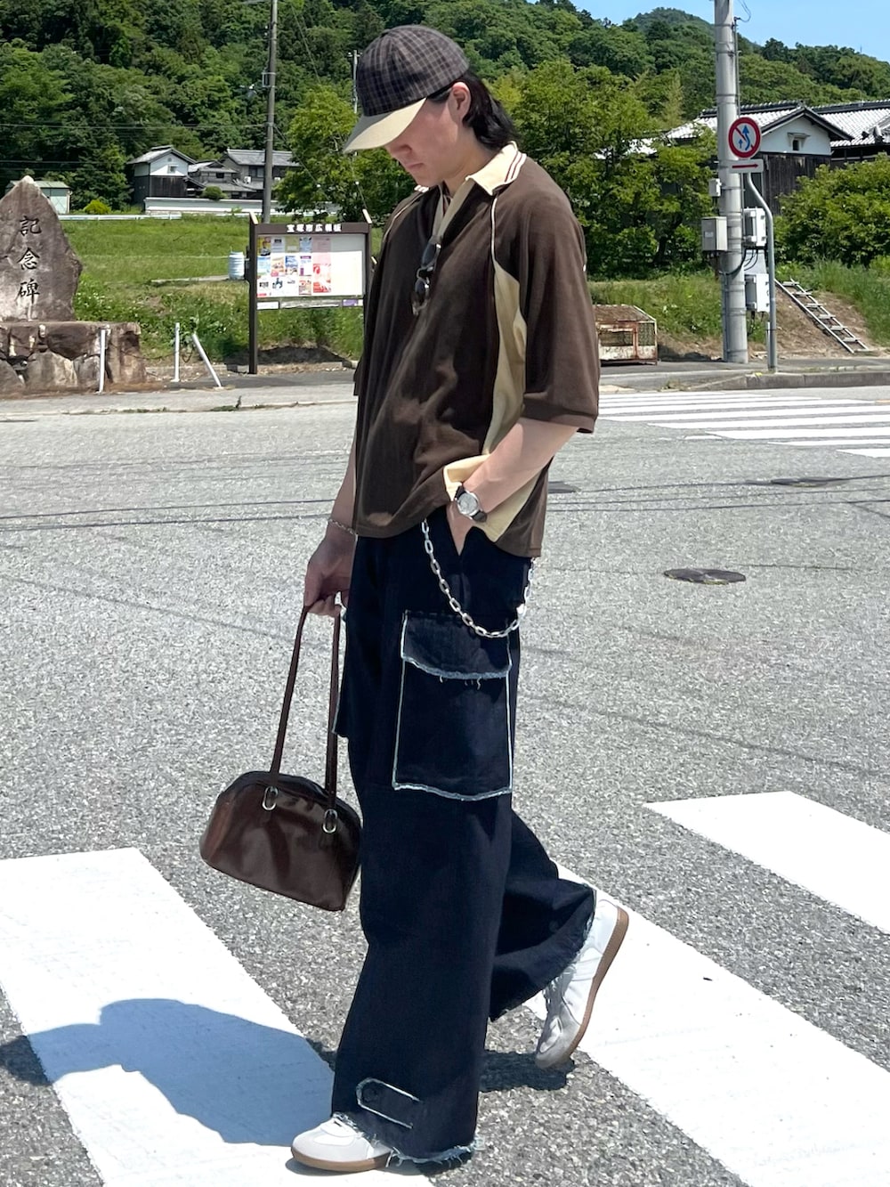 「きれいめカジュアル、雨の日コーデ、シンプルコーデ、韓国ファッション、デニム、デートコーデ、春夏コーデ、夏コーデ、レイヤードスタイル、アウトドアスタイル、スポーツミックス、プチプラ、シャツ好き集まれ、カーゴパンツ、キャップ」|「soerteのLoose pile skipper shirt / ルーズパイルスキッパーシャツ(ポロシャツ、ブラウン系)」を使った、takumaさん(メンズ・180cm)の夏コーディネートの5枚目の写真