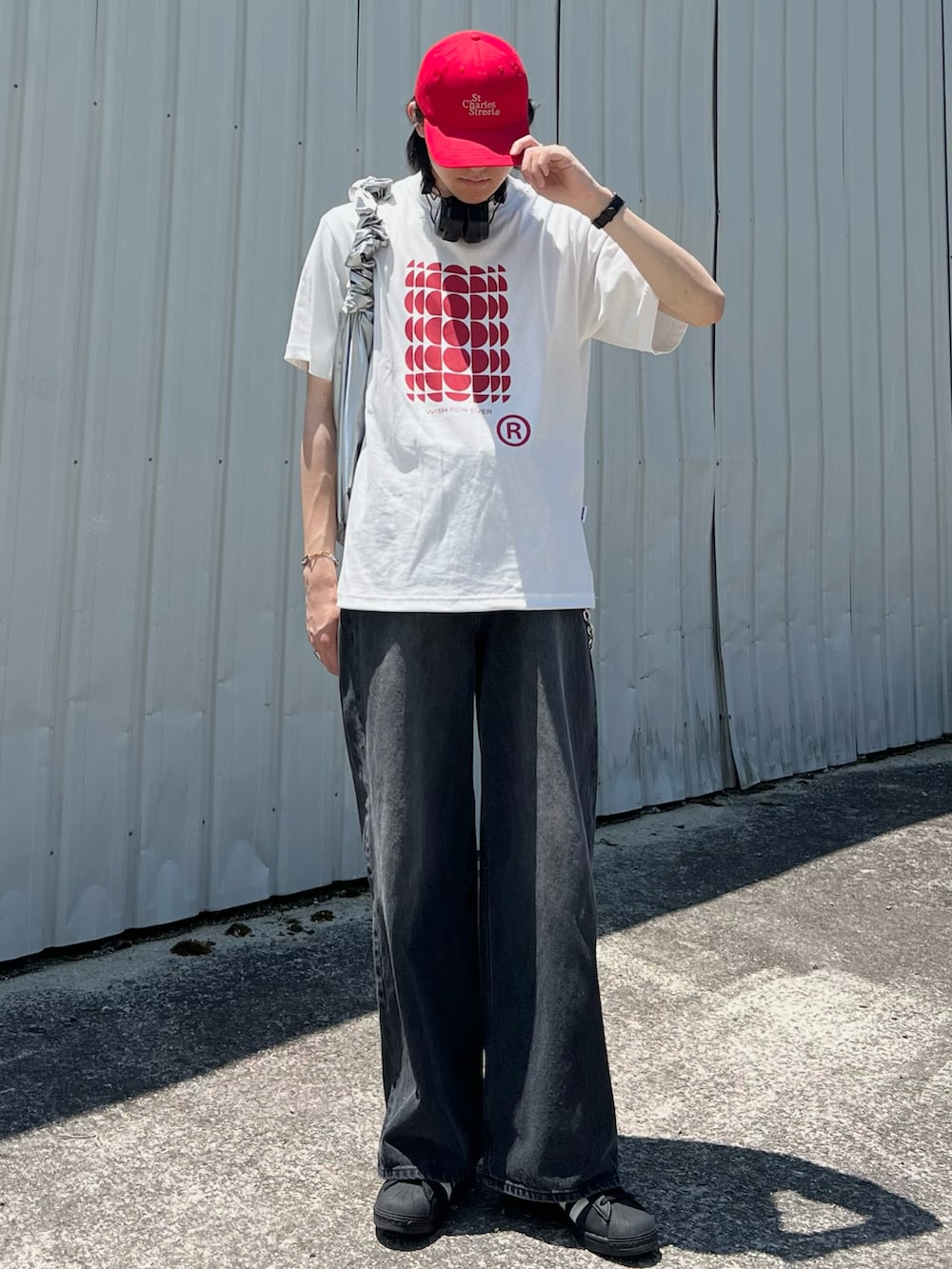 「夏コーデ、フェスコーデ、夏だ!Tシャツ着よう!、白Tシャツ、デートコーデ、雨の日コーデ、レイヤードスタイル、シンプルコーデ、デニム、キャップ、スニーカー、ショルダーバッグ、プチプラ、ロゴT、スポーツミックス」|「WISH FOR EVERのDRAW CODE ART T/ドローコードアートT(Tシャツ/カットソー、ホワイト系)」を使った、takumaさん(メンズ・180cm)の夏コーディネートの4枚目の写真