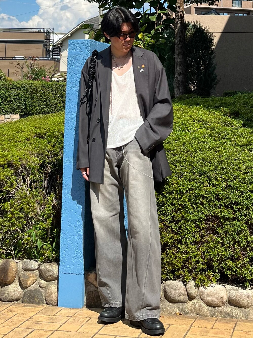 「アウトドアスタイル、秋コーデ、秋服準備はじめました、デニム、韓国ファッション、休日スタイル、デートコーデ、きれいめカジュアル、古着MIX、プチプラ、レイヤードスタイル、モノトーン、スポーツミックス、サングラス、秋っぽコーデ更新中」|「soerteのOversized double-breasted jacket/オーバーサイズダブルブレストストレートジャケット(テーラードジャケット、グレー系)」を使った、takumaさん(メンズ・180cm)の秋コーディネートの2枚目の写真