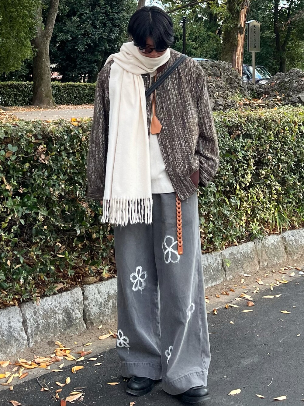 「最近のいい感じコーデ、クリスマスに着たい服、冬アウター、冬コーデ、ブラウン、ニット、レザー、マフラーぐるぐる、革靴、きれいめカジュアル、デニム、マイベストコーデ2024、マフラー、淡色コーデ、古着MIX」|「CASPER JOHNのBoucle MA-1/ブークレMA-1(MA-1、ブラウン系)」を使った、takumaさん(メンズ・180cm)の冬コーディネートの3枚目の写真