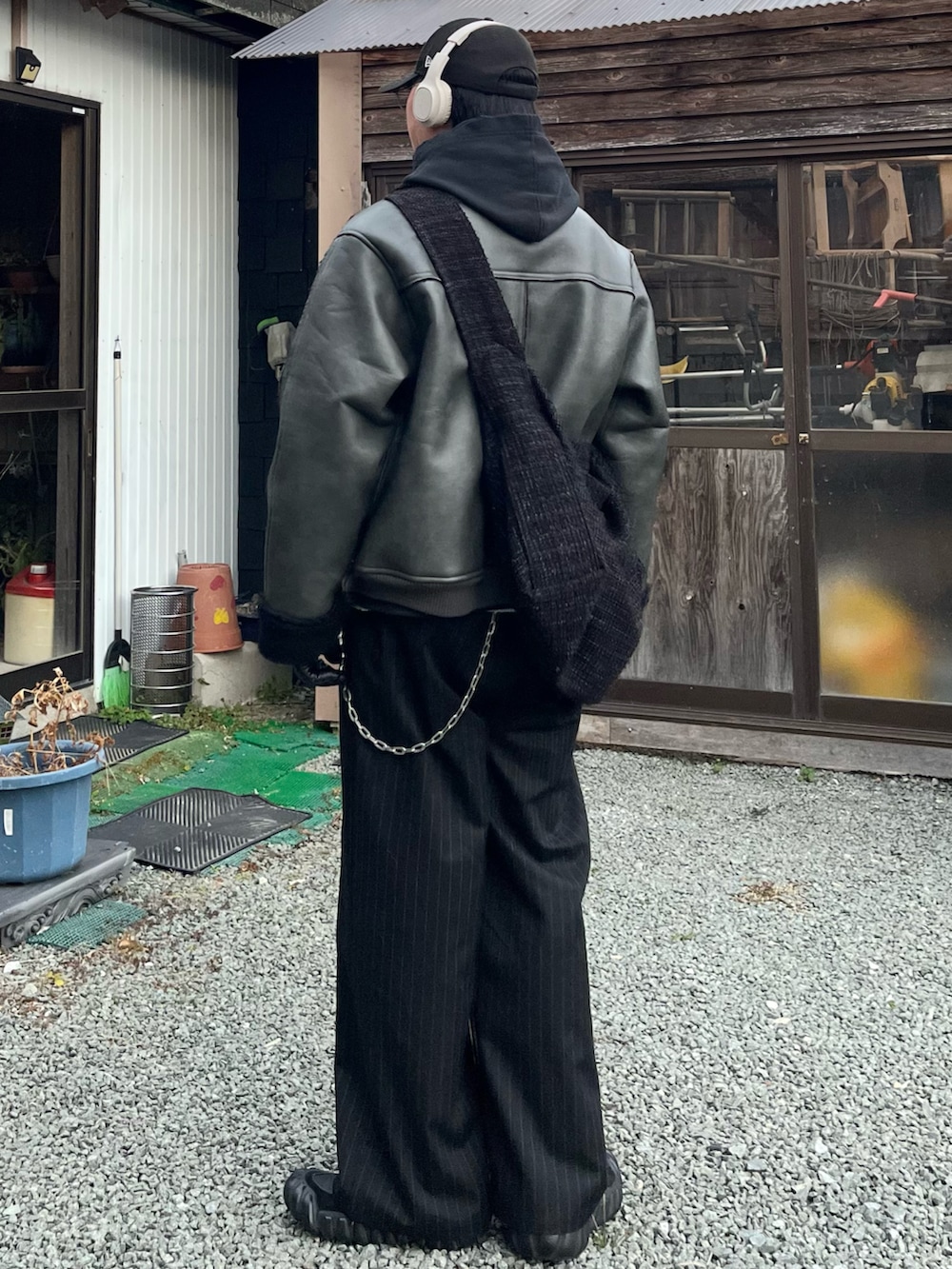 「真冬のあったかスタイル、冬アウター、冬コーデ、きれいめカジュアル、レイヤードスタイル、お出かけコーデ、デートコーデ、レザー、キャップ、古着MIX、パーカー、スラックス、スニーカー、モノトーン、ブラックコーデ」|「soerteのSTAND COLLAR B-3 FAKE MOUTON JACKET/スタンドカラーフェイクムートンジャケット(その他アウター、ブラック系)」を使った、takumaさん(メンズ・180cm)の冬コーディネートの3枚目の写真