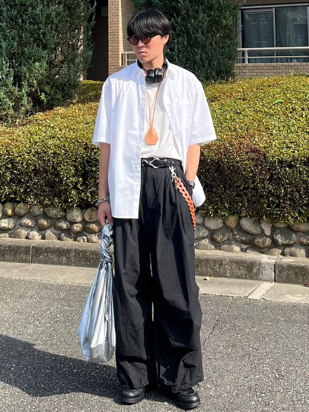 「レイヤードスタイル、お出かけコーデ、プチプラ、古着MIX、アツいコーデ全部見せ、シャツスタイル、カーゴパンツ、サングラス、メガネ男子、夏コーデ、スポーツミックス、トートバッグ、スニーカー、モノトーン、厚底シューズ」｜「WYM LIDNMのMICRO SPAN BASIC WIDE H/S SHIRT（シャツ/ブラウス、ホワイト系）」を使った、takumaさん（メンズ・180cm）の夏コーディネートの5枚目の写真