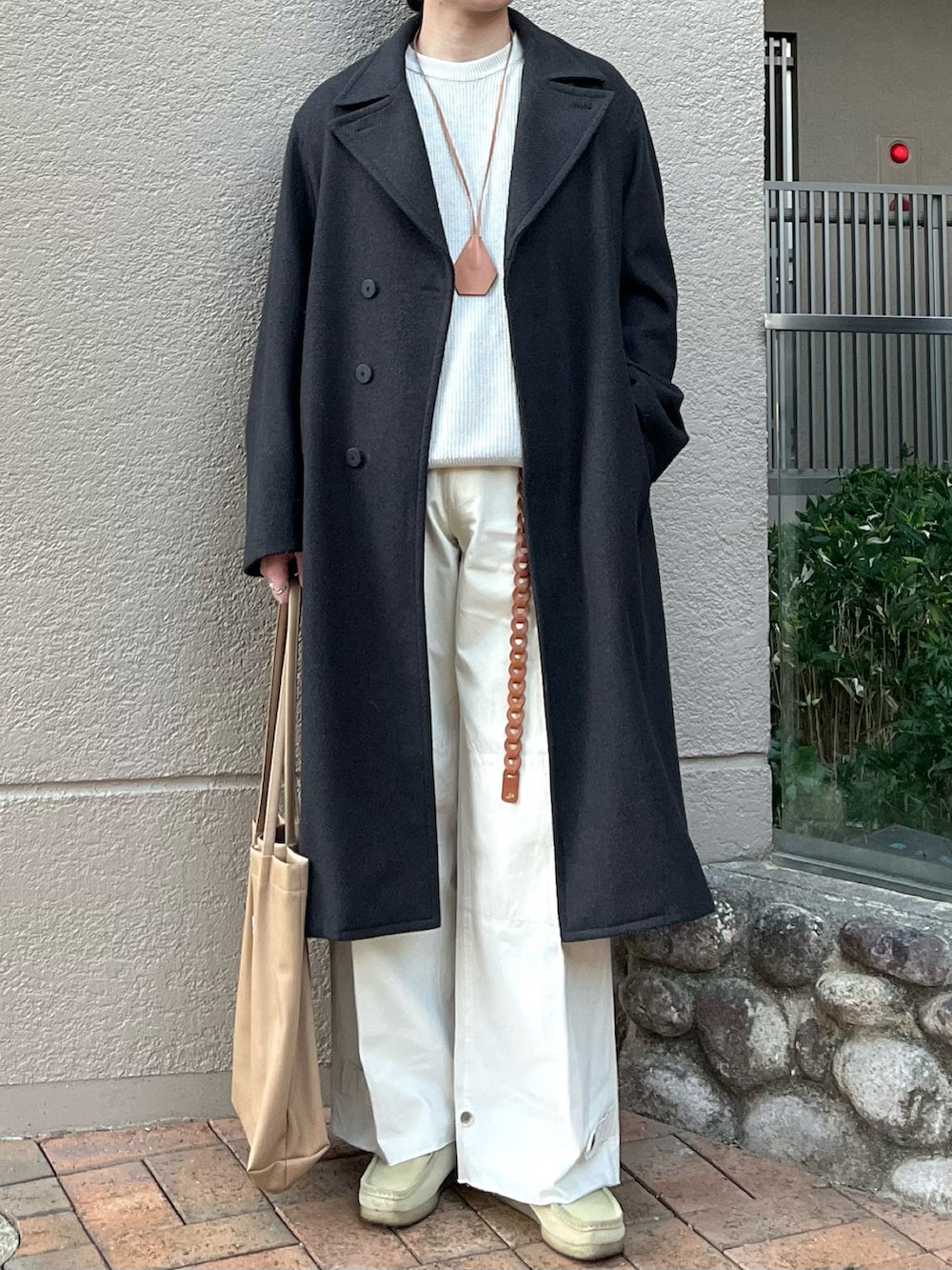 「真冬のあったかスタイル、チョコ色に染まれ、ロングコート、カーゴパンツ、レザー、冬コーデ、冬アウター、きれいめカジュアル、レイヤードスタイル、デートコーデ、お出かけコーデ、古着MIX、トートバッグ、韓国ファッション、ニット」|「WYM LIDNMのSMOOTH HERRINGBONE MAXI OVER COAT(チェスターコート、グレー系)」を使った、takumaさん(メンズ・180cm)の冬コーディネートの3枚目の写真