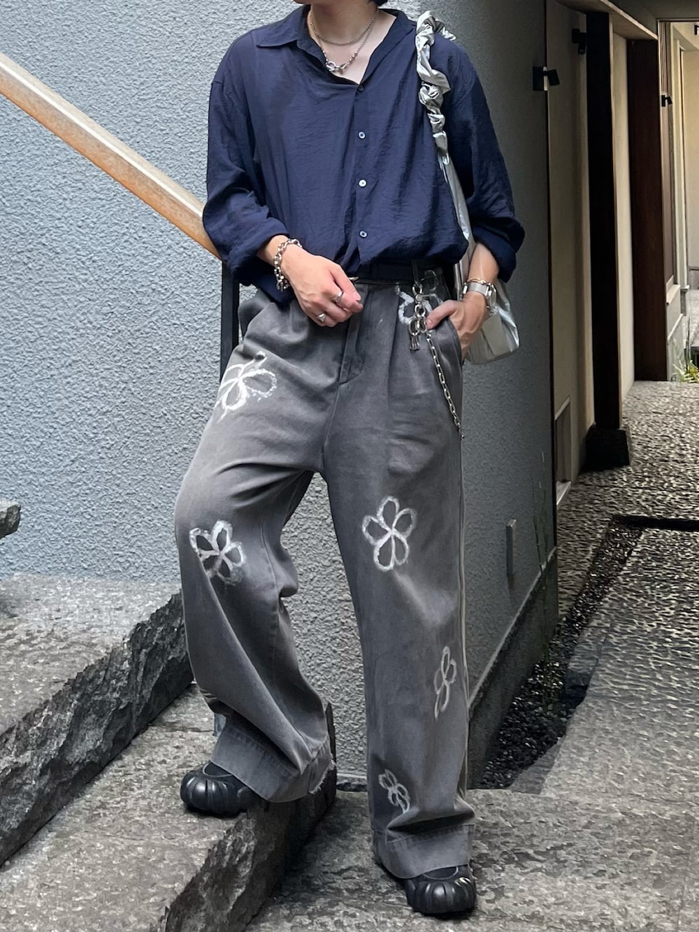 「アウトドアスタイル、レイヤードスタイル、秋っぽコーデ更新中、秋コーデ、秋服準備はじめました、お出かけコーデ、休日スタイル、きれいめカジュアル、韓国ファッション、シャツスタイル、デニム、スニーカー、ショルダーバッグ、プチプラ、ワイドパンツ」|「EMMA CLOTHESのシアーL/Sルーズシャツ EMMA CLOTHES 2024SS(シャツ/ブラウス、ブルー系)」を使った、takumaさん(メンズ・180cm)の秋コーディネートの4枚目の写真