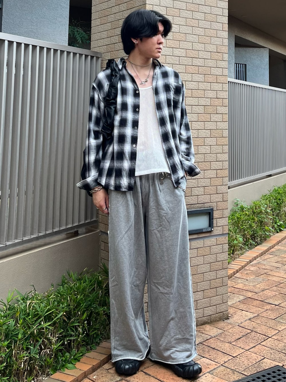 「チェック、レイヤードスタイル、秋っぽコーデ更新中、秋服準備はじめました、秋コーデ、デートコーデ、休日スタイル、スニーカー、ショルダーバッグ、韓国ファッション、プチプラ、きれいめカジュアル、テーマパークコーデ、淡色コーデ、レザー」｜「THE CRAFT CREW PRODUCTSの【THE CRAFT CREW PRODUCTS】ファンクショナルファブリック ビッグシルエット アソートレギュラーカラー長袖シャツ / 抗菌・防臭・イージーケア（シャツ/ブラウス、ホワイト系）」を使った、takumaさん（メンズ・180cm）の秋コーディネートの3枚目の写真