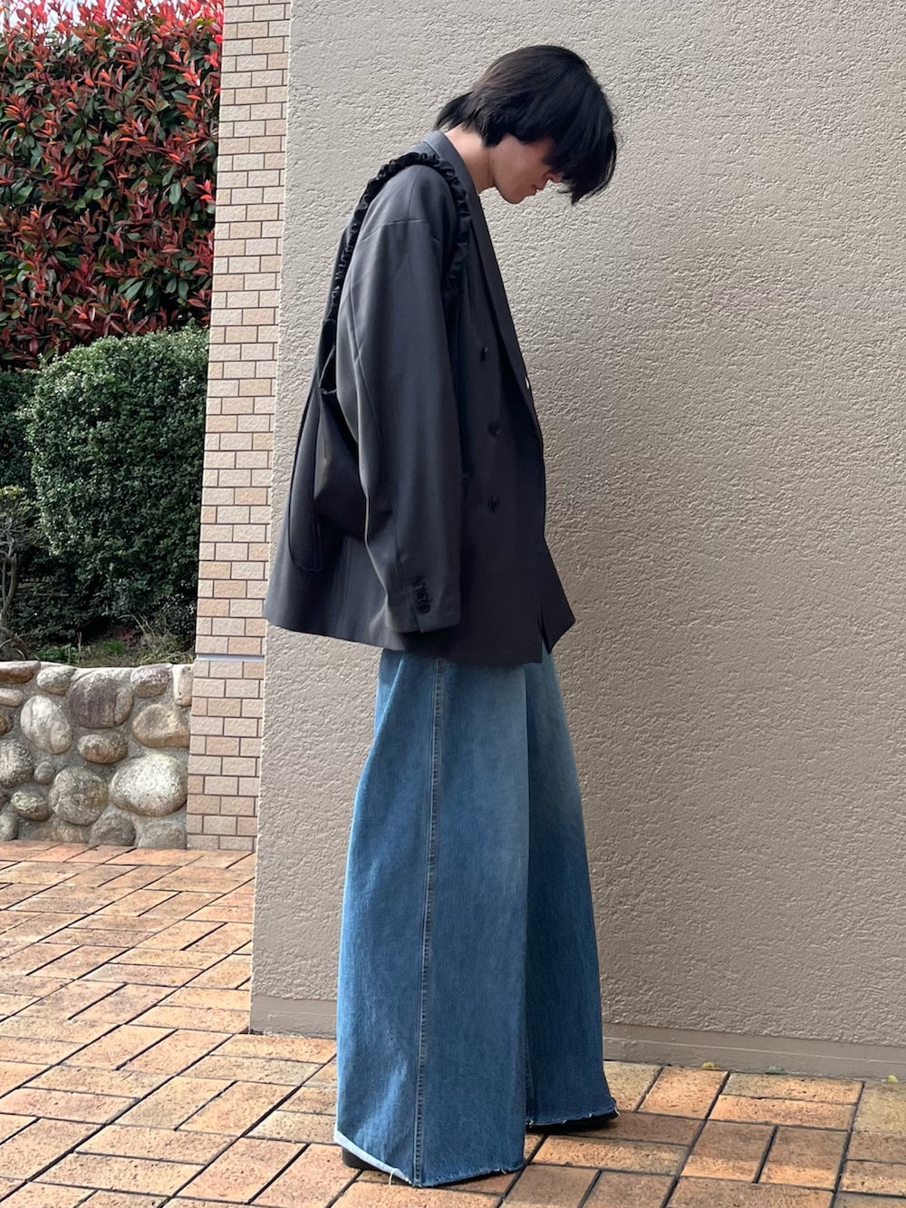 「春コーデ、春色、シンプルコーデ、お出かけコーデ、レイヤードスタイル、プチプラ、韓国ファッション、ジャケットスタイル、ジャケットコーデ、春アウター、デニム、メガネ男子、ローファー、トートバッグ、休日スタイル」|「soerteのOversized double-breasted jacket/オーバーサイズダブルブレストストレートジャケット(テーラードジャケット、グレー系)」を使った、takumaさん(メンズ・180cm)の春コーディネートの3枚目の写真
