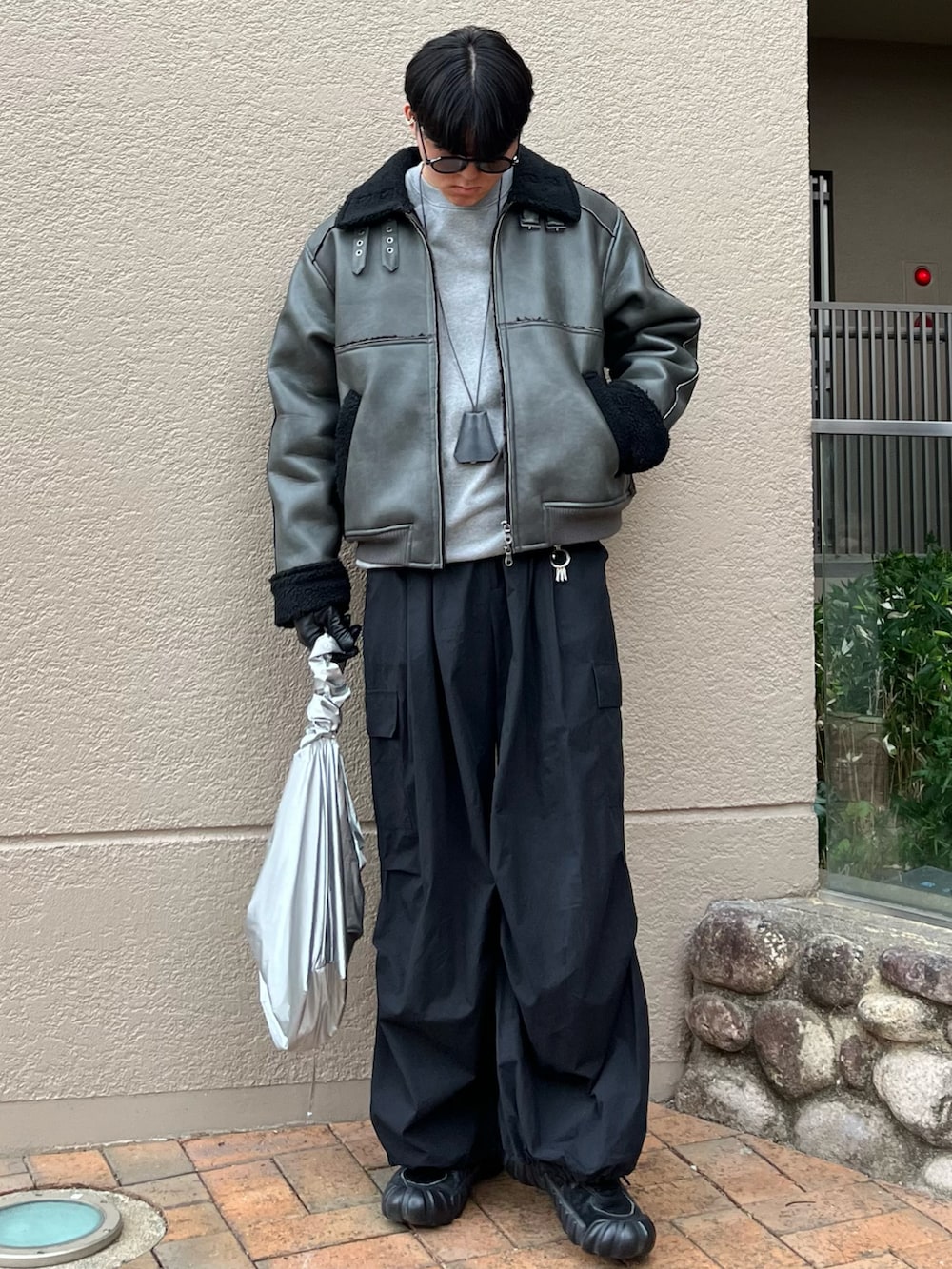 「冬コーデ、冬アウター、マイベストコーデ2024、クリスマスに着たい服、レザー、スウェット、古着MIX、きれいめカジュアル、レイヤードスタイル、カーゴパンツ、ワイドパンツ、スニーカー、テーマパークコーデ、休日スタイル、メガネ男子」｜「soerteのSTAND COLLAR B-3 FAKE MOUTON JACKET/スタンドカラーフェイクムートンジャケット（その他アウター、ブラック系）」を使った、takumaさん（メンズ・180cm）の冬コーディネートの5枚目の写真
