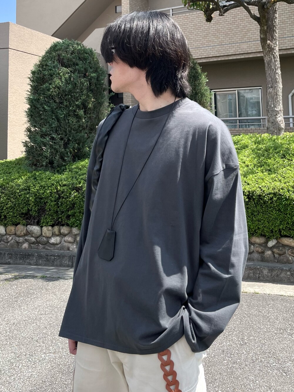 「プチプラ、きれいめカジュアル、カーゴパンツ、スニーカー、ロンT、アウトドアスタイル、韓国ファッション、デートコーデ、レイヤードスタイル、古着MIX、メガネ男子、春コーデ、春色、春めき満開コーデ、最近のいい感じコーデ」｜「MONO-MARTのリラックスルーズベーシックT オーバーサイズ ラスティックコットン L/Sカットソー（Tシャツ/カットソー、グレー系）」を使った、takumaさん（メンズ・180cm）の春コーディネートの2枚目の写真