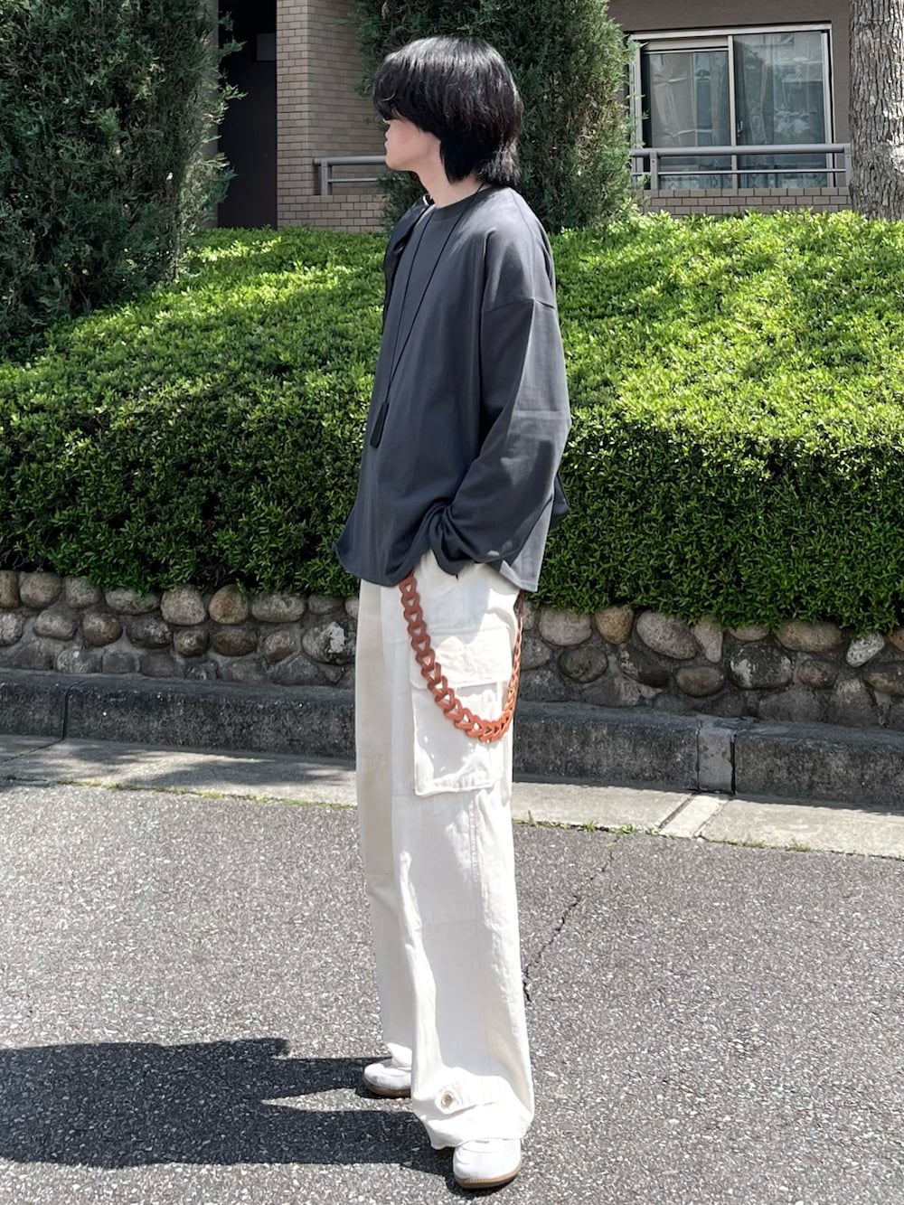 「プチプラ、きれいめカジュアル、カーゴパンツ、スニーカー、ロンT、アウトドアスタイル、韓国ファッション、デートコーデ、レイヤードスタイル、古着MIX、メガネ男子、春コーデ、春色、春めき満開コーデ、最近のいい感じコーデ」｜「MONO-MARTのリラックスルーズベーシックT オーバーサイズ ラスティックコットン L/Sカットソー（Tシャツ/カットソー、グレー系）」を使った、takumaさん（メンズ・180cm）の春コーディネートの4枚目の写真