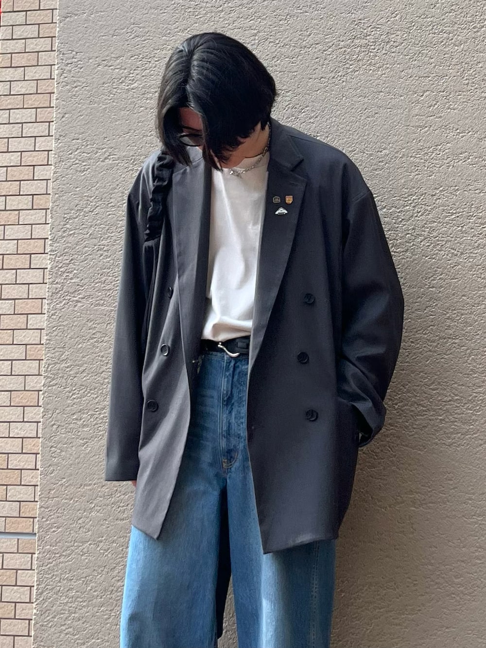「春コーデ、春色、シンプルコーデ、お出かけコーデ、レイヤードスタイル、プチプラ、韓国ファッション、ジャケットスタイル、ジャケットコーデ、春アウター、デニム、メガネ男子、ローファー、トートバッグ、休日スタイル」|「soerteのOversized double-breasted jacket/オーバーサイズダブルブレストストレートジャケット(テーラードジャケット、グレー系)」を使った、takumaさん(メンズ・180cm)の春コーディネートの2枚目の写真