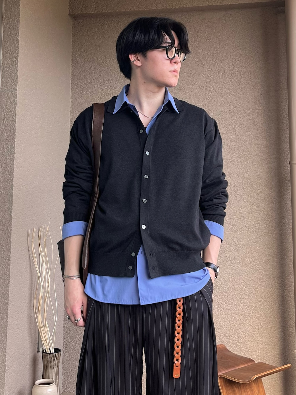 ブラウン系のショルダーバッグ、グレー系のシャツ/ブラウス、ブルー系のシャツ/ブラウスを着用したメンズの秋コーディネートの2枚目の写真