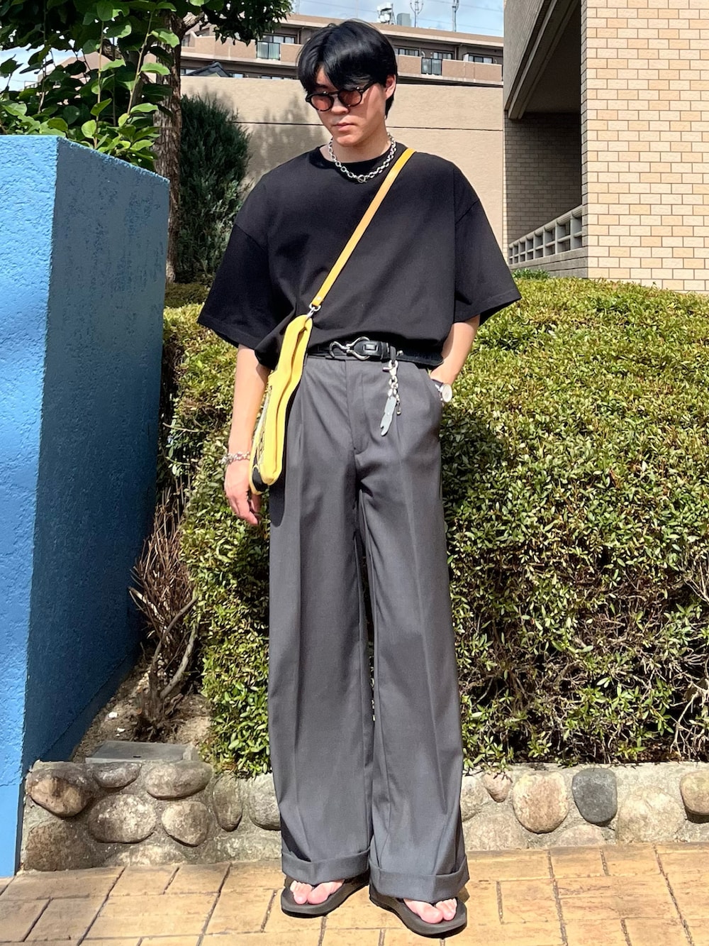 「レイヤードスタイル、お出かけコーデ、プチプラ、古着MIX、アツいコーデ全部見せ、夏だ！Tシャツ着よう！、スラックス、ショルダーバッグ、スポーツミックス、サンダル、サングラス、夏コーデ、メガネ男子、デートコーデ、モノトーン」｜「SINSSのLoose fit heavyweight T-shirt / ルーズフィットヘビーウェイトTシャツ（Tシャツ/カットソー、ブラック系）」を使った、takumaさん（メンズ・180cm）の夏コーディネートの2枚目の写真