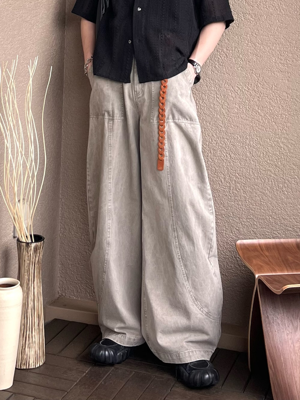 「モノトーン、ショルダーバッグ、シャツスタイル、雨の日コーデ、レイヤードスタイル、柄シャツ、ワイドパンツ、韓国ファッション、夏コーデ、スニーカー、サングラス、デートコーデ、チノパン、きれいめカジュアル、スポーツミックス」｜「soerteのLoose Half sleeve box shirt (Assort)/ルーズハーフスリーブボックスシャツ（アソート）（シャツ/ブラウス、ブラック系）」を使った、takumaさん（メンズ・180cm）の夏コーディネートの3枚目の写真