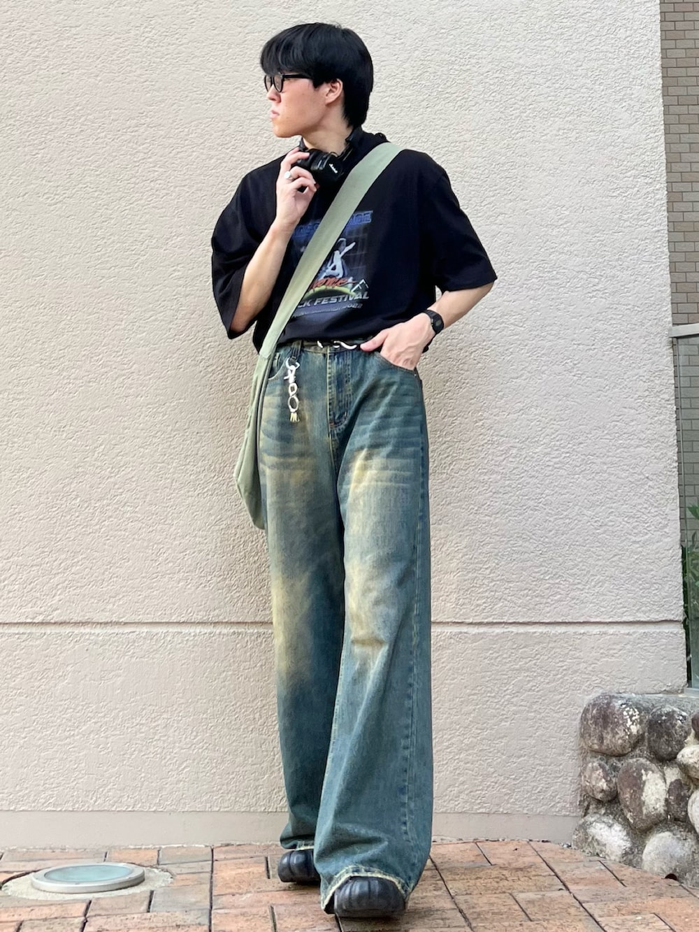 「古着MIX、休日スタイル、きれいめカジュアル、韓国ファッション、夏だ!Tシャツ着よう!、デニム、お出かけコーデ、プチプラ、ショルダーバッグ、サングラス、ストリート、スニーカー、アウトドアスタイル、シンプル、厚底シューズ」|「MASONPRINCEのヴィンテージ加工 MPオリジナルプリント バンドTシャツ DT4046 【M.P Studios】【2023SS NEWカラー】(Tシャツ/カットソー、ブラック系)」を使った、takumaさん(メンズ・180cm)の夏コーディネートの4枚目の写真