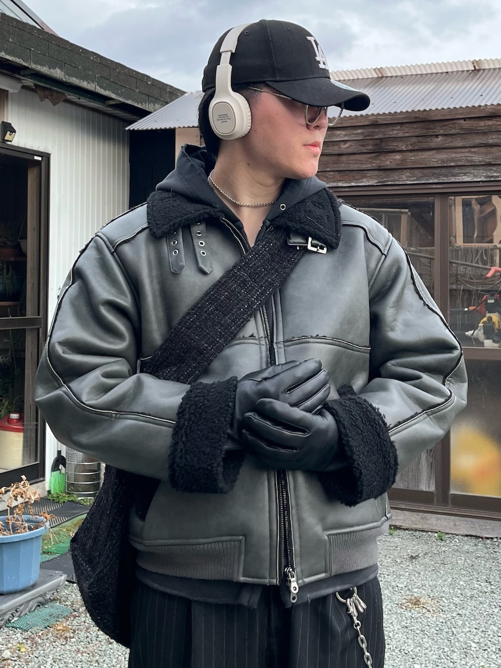 「真冬のあったかスタイル、冬アウター、冬コーデ、きれいめカジュアル、レイヤードスタイル、お出かけコーデ、デートコーデ、レザー、キャップ、古着MIX、パーカー、スラックス、スニーカー、モノトーン、ブラックコーデ」|「soerteのSTAND COLLAR B-3 FAKE MOUTON JACKET/スタンドカラーフェイクムートンジャケット(その他アウター、ブラック系)」を使った、takumaさん(メンズ・180cm)の冬コーディネートの2枚目の写真
