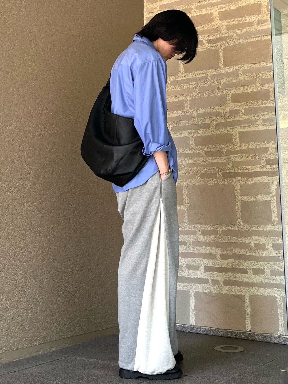 「WYM LIDNMのTENCEL RELAX WIDE SHIRT（シャツ/ブラウス、ブルー系）」を使った、takumaさん（メンズ・180cm）の春コーディネートの3枚目の写真
