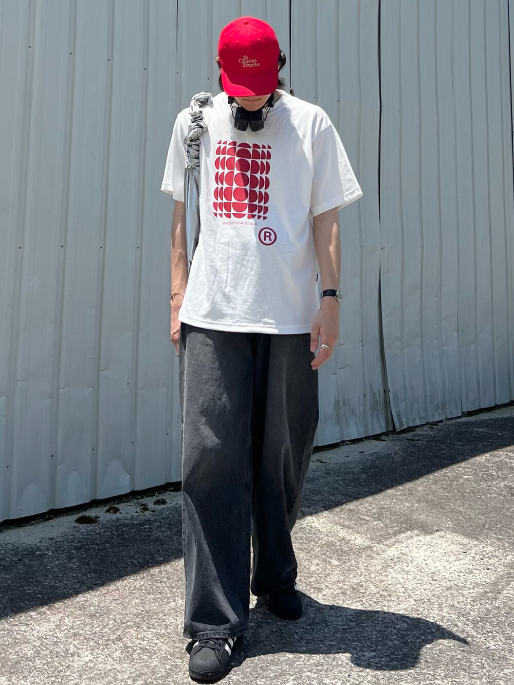 「夏コーデ、フェスコーデ、夏だ!Tシャツ着よう!、白Tシャツ、デートコーデ、雨の日コーデ、レイヤードスタイル、シンプルコーデ、デニム、キャップ、スニーカー、ショルダーバッグ、プチプラ、ロゴT、スポーツミックス」|「WISH FOR EVERのDRAW CODE ART T/ドローコードアートT(Tシャツ/カットソー、ホワイト系)」を使った、takumaさん(メンズ・180cm)の夏コーディネートの5枚目の写真