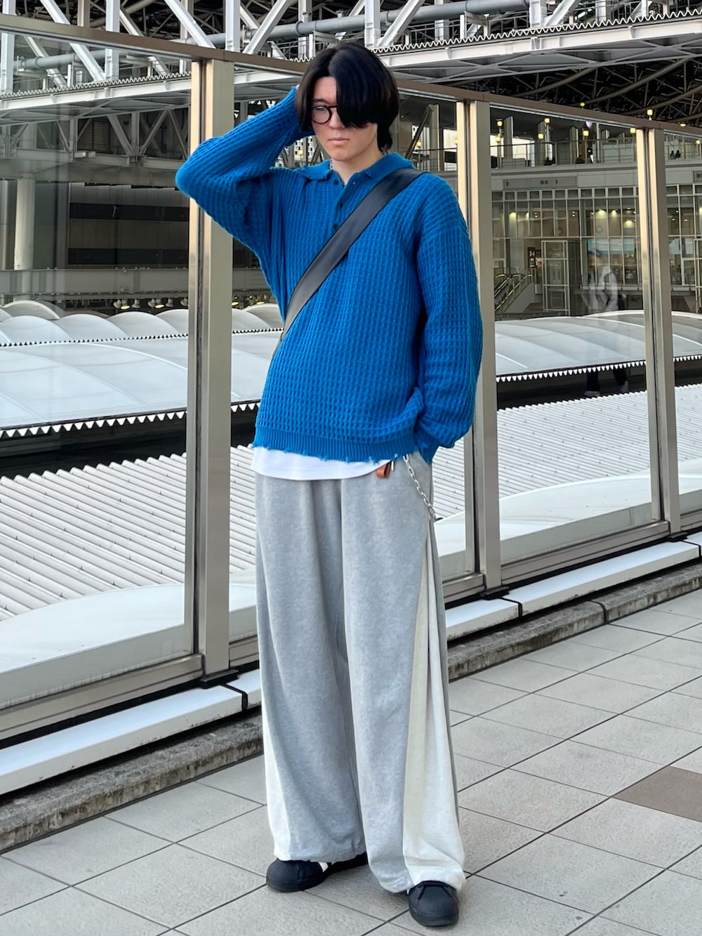 「お出かけコーデ、シンプルコーデ、メガネ男子、ショルダーバッグ、韓国ファッション、スニーカー、プチプラ、デートコーデ、ストリート、春夏コーデ、淡色コーデ、モード、きれいめカジュアル、休日スタイル、春カラー」|「ENDER PRODUCTSの3Dコードヤーンダメージニット ビッグシルエットポロシャツ【ENDER PRODUCTS/エンダープロダクツ】(ニット/セーター、ブルー系)」を使った、takumaさん(メンズ・180cm)の春コーディネートの3枚目の写真