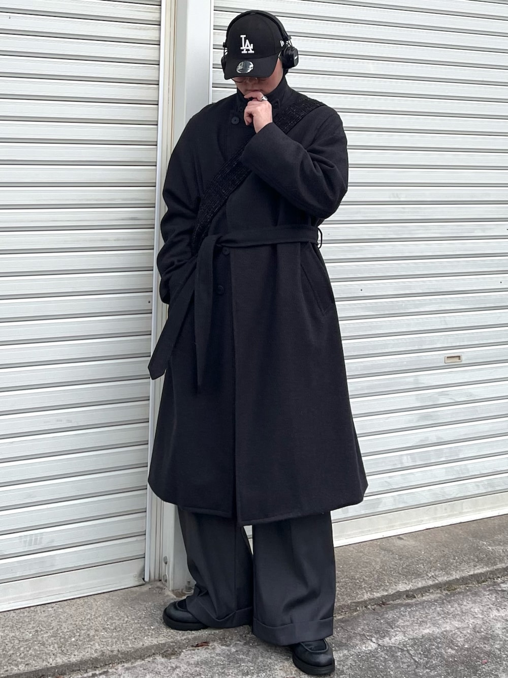 「プチプラ、冬アウター、冬コーデ、きれいめカジュアル、レイヤードスタイル、キャップ、スラックス、レザー、ブラックコーデ、モノトーン、古着MIX、ワイドパンツ、チェスターコート、休日スタイル、大人カジュアル」|「WYM LIDNMのSMOOTH HERRINGBONE MAXI OVER COAT(チェスターコート、グレー系)」を使った、takumaさん(メンズ・180cm)の冬コーディネートの5枚目の写真
