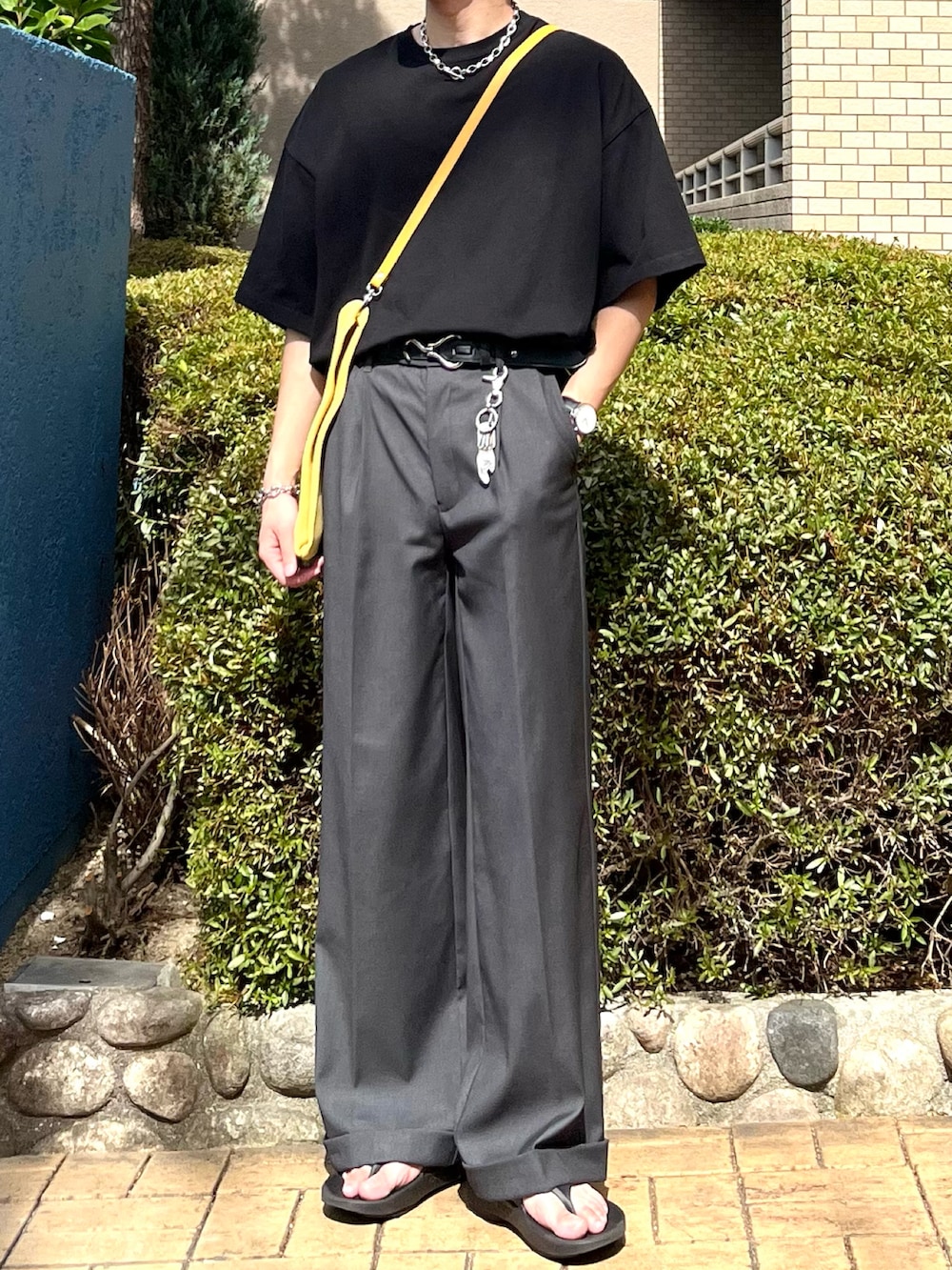 「レイヤードスタイル、お出かけコーデ、プチプラ、古着MIX、アツいコーデ全部見せ、夏だ！Tシャツ着よう！、スラックス、ショルダーバッグ、スポーツミックス、サンダル、サングラス、夏コーデ、メガネ男子、デートコーデ、モノトーン」｜「SINSSのLoose fit heavyweight T-shirt / ルーズフィットヘビーウェイトTシャツ（Tシャツ/カットソー、ブラック系）」を使った、takumaさん（メンズ・180cm）の夏コーディネートの5枚目の写真