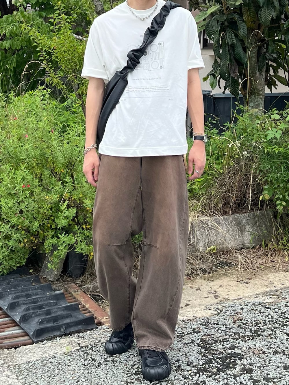 「休日スタイル、きれいめカジュアル、韓国ファッション、夏だ!Tシャツ着よう!、白Tシャツ、デニム、スニーカー、ショルダーバッグ、サングラス、お出かけコーデ、プチプラ、古着MIX、アウトドアスタイル、ロゴT、夏コーデ」|「soerteの4 pattern assort graphic Tee/4パターンアソートグラフィックT(Tシャツ/カットソー、その他)」を使った、takumaさん(メンズ・180cm)の夏コーディネートの4枚目の写真