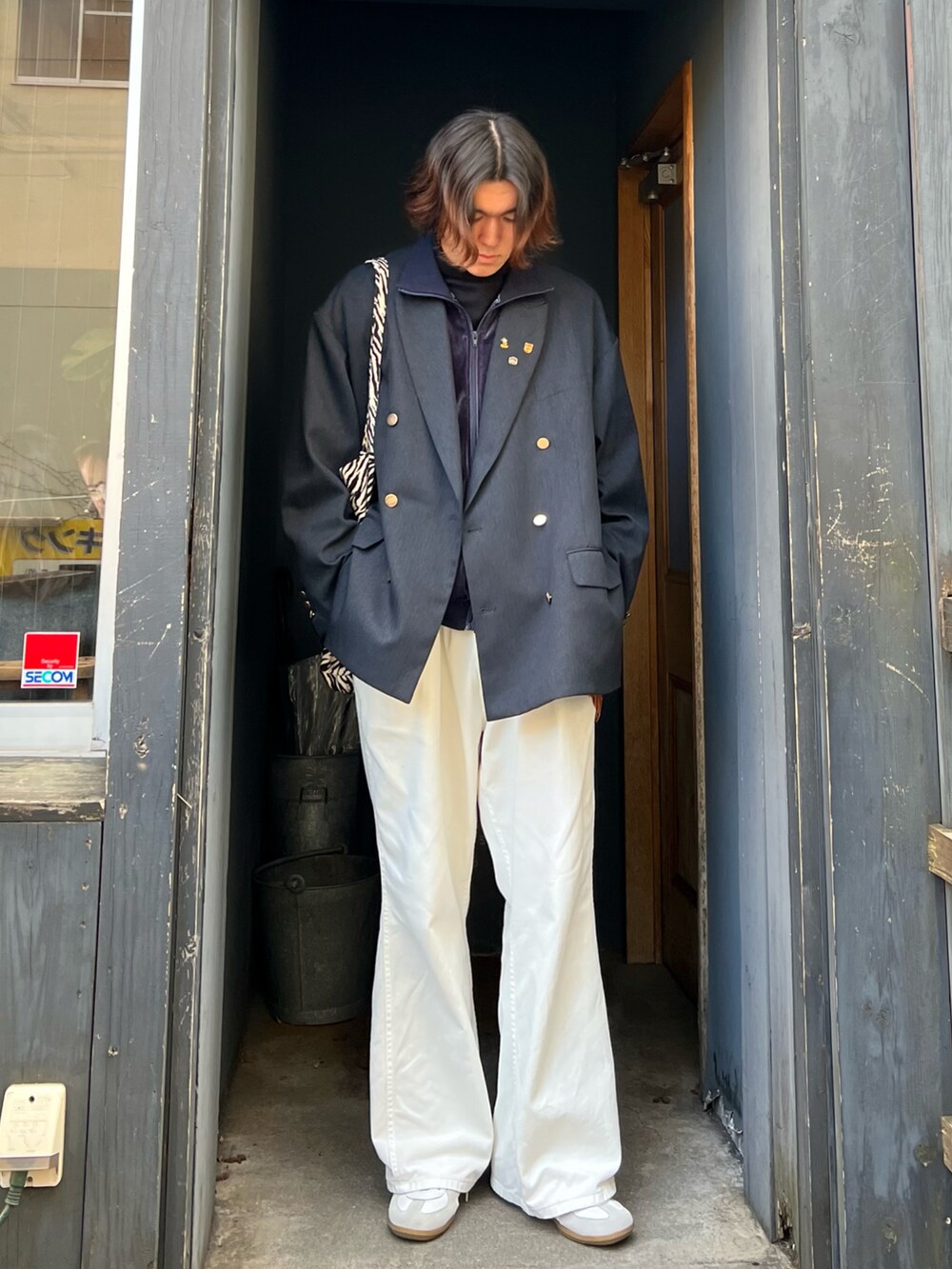 「ファッションを楽しもう、シンプルコーデ、おしゃれさんと繋がりたい、休日スタイル、休日コーデ、ootd、きれいめカジュアル、スニーカーコーデ、デニム、トートバッグ、ジャケット、トラックジャケット、デニムパンツ、WEARyouthコーデ、タートルネック」｜「soerteのOver size 6B assort blazer / オーバーサイズ６ボタンアソートブレザー（テーラードジャケット、ブルー系）」を使った、takumaさん（メンズ・180cm）の秋コーディネートの3枚目の写真
