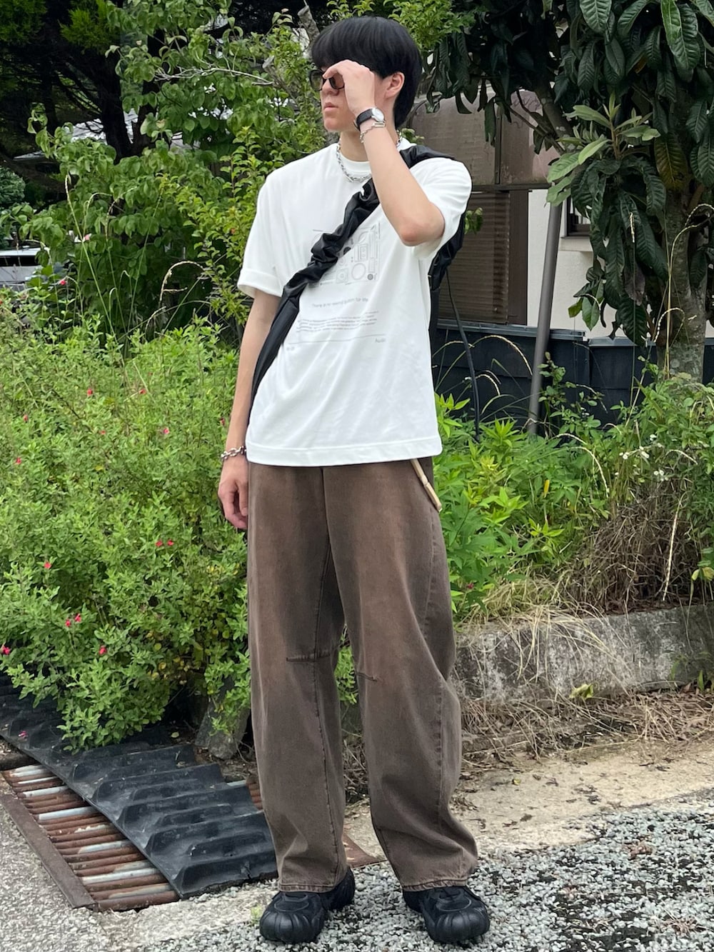 「休日スタイル、きれいめカジュアル、韓国ファッション、夏だ!Tシャツ着よう!、白Tシャツ、デニム、スニーカー、ショルダーバッグ、サングラス、お出かけコーデ、プチプラ、古着MIX、アウトドアスタイル、ロゴT、夏コーデ」|「soerteの4 pattern assort graphic Tee/4パターンアソートグラフィックT(Tシャツ/カットソー、その他)」を使った、takumaさん(メンズ・180cm)の夏コーディネートの5枚目の写真