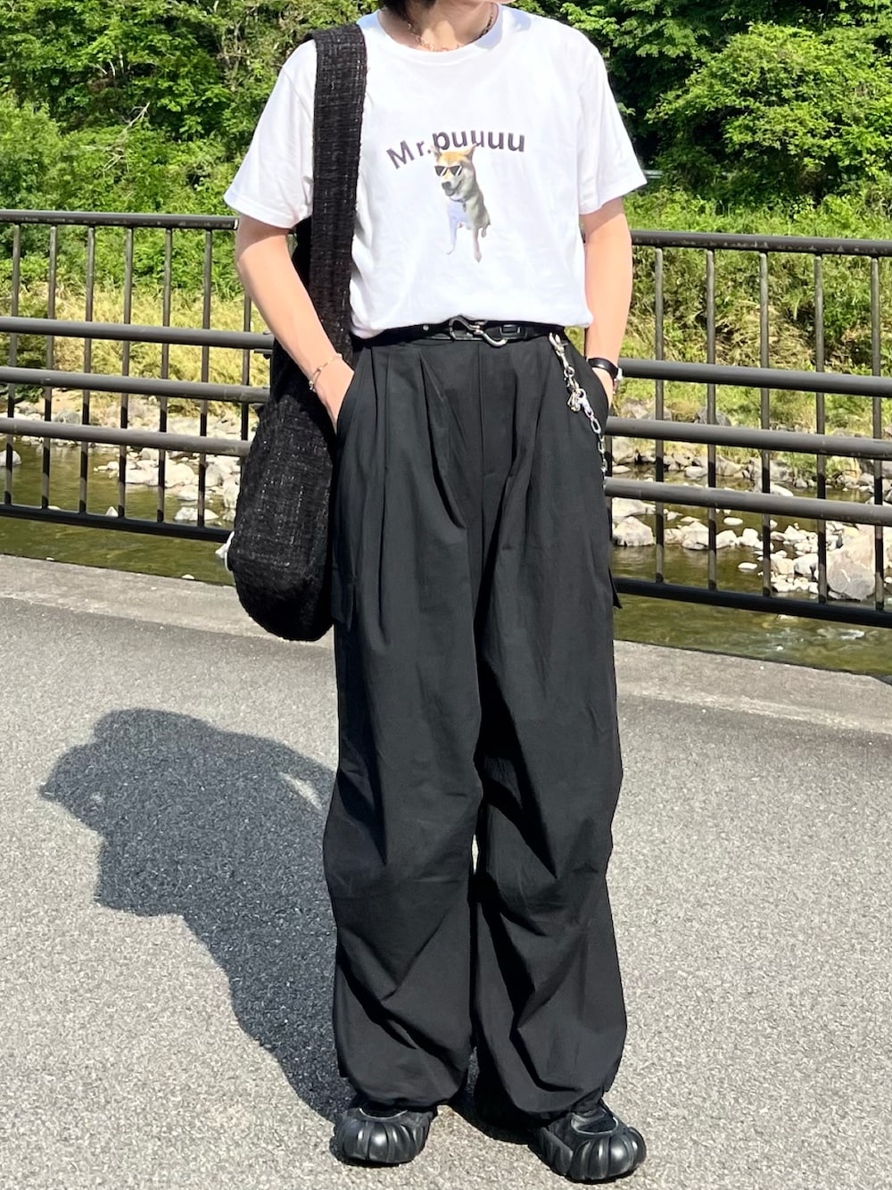 「プチプラ、夏コーデ、デートコーデ、韓国ファッション、モノトーン、メガネ男子、レイヤードスタイル、ショルダーバッグ、雨の日コーデ、カーゴパンツ、スニーカー、夏だ!Tシャツ着よう!、白Tシャツ、ロゴT、シャツコーデ」|「FUJIFILMのアイテム(Tシャツ/カットソー、ホワイト系)」を使った、takumaさん(メンズ・180cm)の夏コーディネートの5枚目の写真