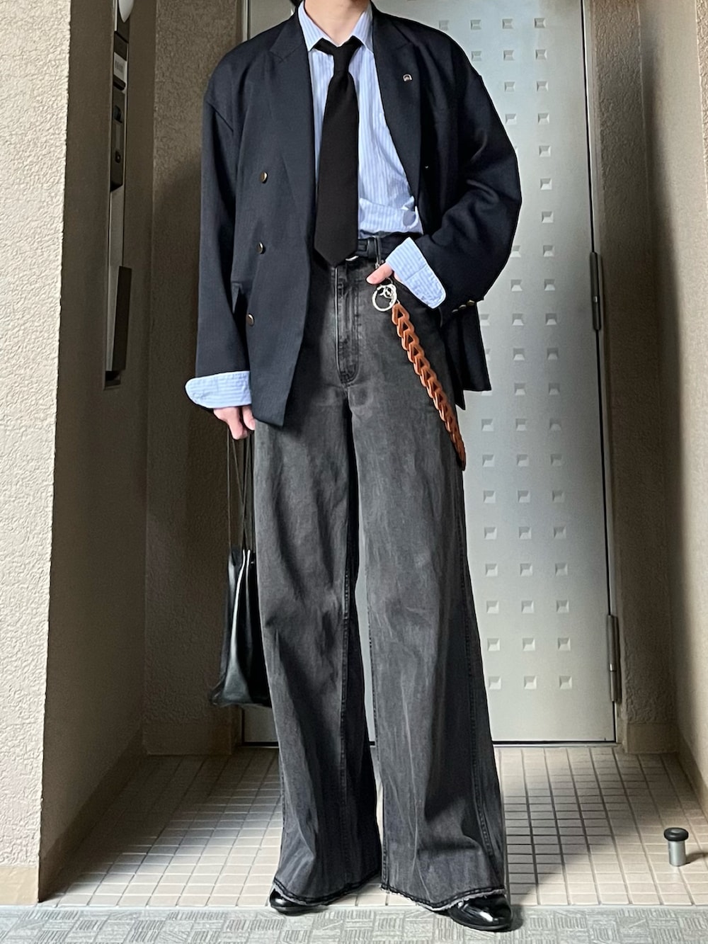 「休日スタイル、デニム、シンプルコーデ、デートコーデ、レイヤードスタイル、レザー、ジャケットスタイル、お出かけコーデ、ストライプシャツ、古着MIX、秋コーデ、スポーツミックス、テーラードジャケット、きれいめカジュアル、最近のいい感じコーデ」|「soerteのOver size 6B assort blazer / オーバーサイズ6ボタンアソートブレザー(テーラードジャケット、ブルー系)」を使った、takumaさん(メンズ・180cm)の春コーディネートの5枚目の写真