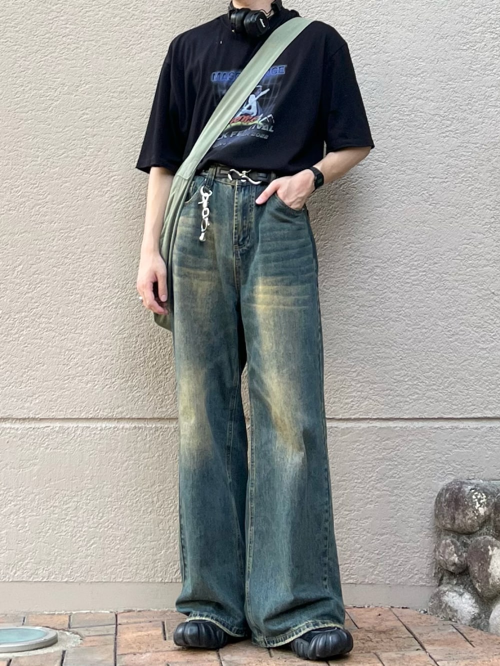 「古着MIX、休日スタイル、きれいめカジュアル、韓国ファッション、夏だ!Tシャツ着よう!、デニム、お出かけコーデ、プチプラ、ショルダーバッグ、サングラス、ストリート、スニーカー、アウトドアスタイル、シンプル、厚底シューズ」|「MASONPRINCEのヴィンテージ加工 MPオリジナルプリント バンドTシャツ DT4046 【M.P Studios】【2023SS NEWカラー】(Tシャツ/カットソー、ブラック系)」を使った、takumaさん(メンズ・180cm)の夏コーディネートの5枚目の写真