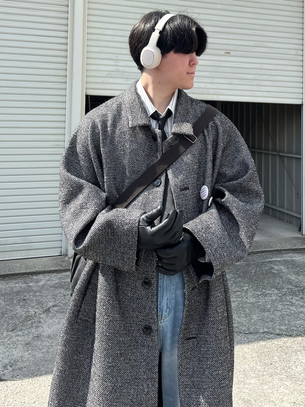 「春めき満開コーデ、スポーツミックス、古着MIX、春コーデ、春アウター、ネクタイ、デニム、ロングコート、プチプラ、春色、きれいめカジュアル、レイヤードスタイル、シャツスタイル、ブーツ、ショルダーバッグ」|「soerteのWOOL BLEND BALMACAAN ANNIVERSARY COAT/ウールブレンドバルマカーンコート(ステンカラーコート、ブラック系)」を使った、takumaさん(メンズ・180cm)の春コーディネートの2枚目の写真