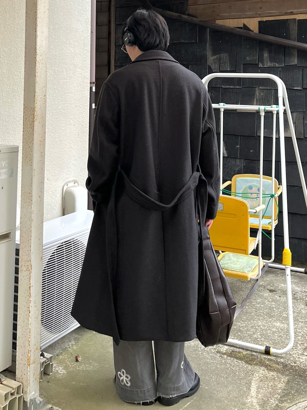 「レイヤードスタイル、デニム、スウェット、ロングコート、レザー、きれいめカジュアル、冬コーデ、冬アウター、古着MIX、デートコーデ、ショルダーバッグ、韓国ファッション、プチプラ、ワイドパンツ、お出かけコーデ」｜「WYM LIDNMのSMOOTH HERRINGBONE MAXI OVER COAT（チェスターコート、グレー系）」を使った、takumaさん（メンズ・180cm）の冬コーディネートの4枚目の写真
