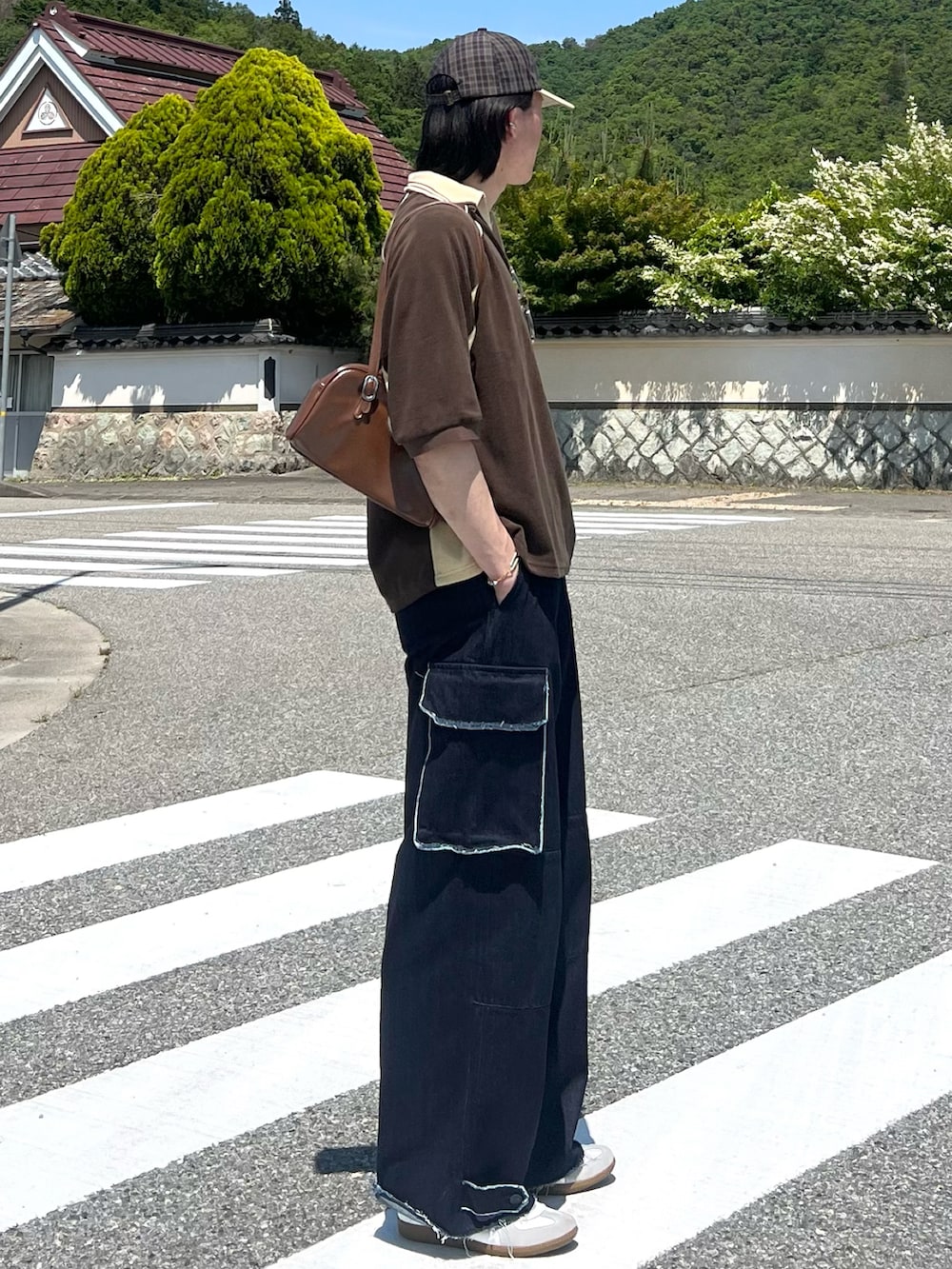 「きれいめカジュアル、雨の日コーデ、シンプルコーデ、韓国ファッション、デニム、デートコーデ、春夏コーデ、夏コーデ、レイヤードスタイル、アウトドアスタイル、スポーツミックス、プチプラ、シャツ好き集まれ、カーゴパンツ、キャップ」|「soerteのLoose pile skipper shirt / ルーズパイルスキッパーシャツ(ポロシャツ、ブラウン系)」を使った、takumaさん(メンズ・180cm)の夏コーディネートの4枚目の写真