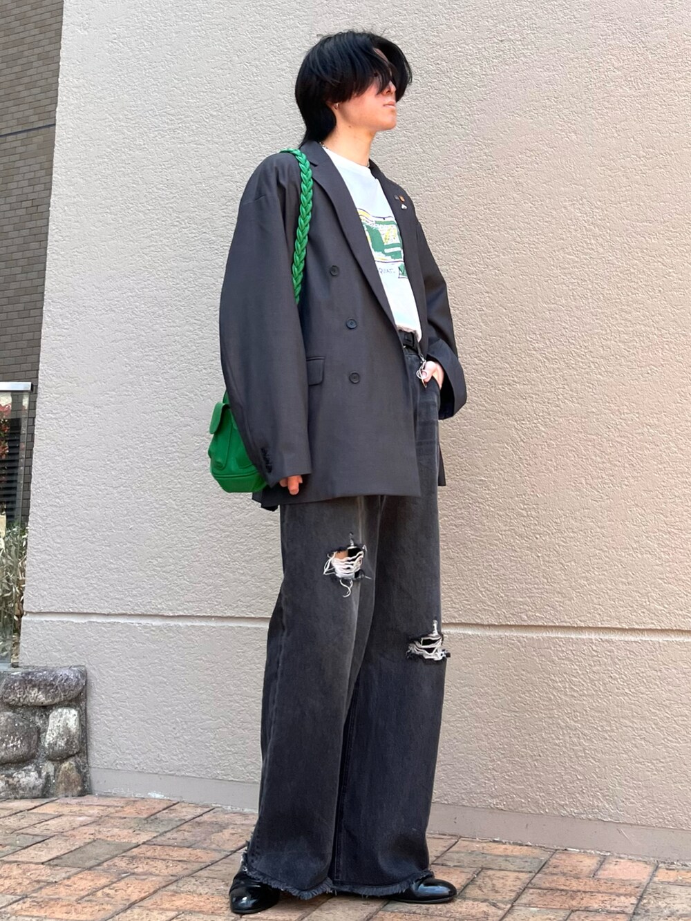 「お出かけコーデ、シンプルコーデ、デートコーデ、韓国ファッション、春コーデ、レイヤードスタイル、デニム、プチプラ、ジャケットスタイル、春アウター、きれいめカジュアル、ローファー、ストリート、モード、モノトーン」｜「soerteのOversized double-breasted jacket/オーバーサイズダブルブレストストレートジャケット（テーラードジャケット、グレー系）」を使った、takumaさん（メンズ・180cm）の春コーディネートの2枚目の写真