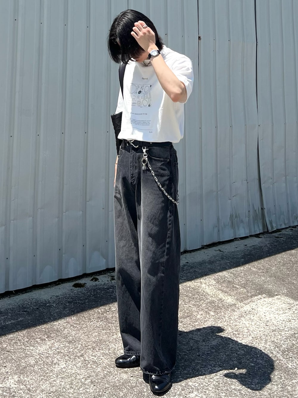 「プチプラ、きれいめカジュアル、フェスコーデ、夏だ！Tシャツ着よう！、さらっと晴れやかスナップ、白Tシャツ、トートバッグ、デニム、サングラス、シンプルコーデ、デートコーデ、韓国ファッション、夏コーデ、雨の日コーデ、モノトーン」｜「soerteの4 pattern assort graphic Tee/４パターンアソートグラフィックT（Tシャツ/カットソー、その他）」を使った、takumaさん（メンズ・180cm）の夏コーディネートの3枚目の写真