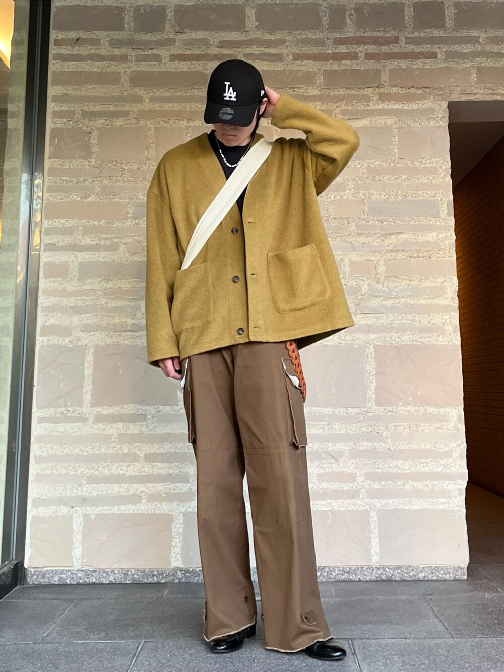 「ファッションを楽しもう、WEARyouthコーデ、大人カジュアル、大人コーデ、冬コーデ、きれいめカジュアル、お洒落さんとつながりたい、ootd、outfit、カーゴパンツ、カーディガン、キャップ、ショルダーバッグ、革靴、淡色コーデ」｜「soerteのOversize shaggy cardigan / オーバーサイズシャギーカーディガン（カーディガン/ボレロ、イエロー系）」を使った、takumaさん（メンズ・180cm）の秋コーディネートの2枚目の写真